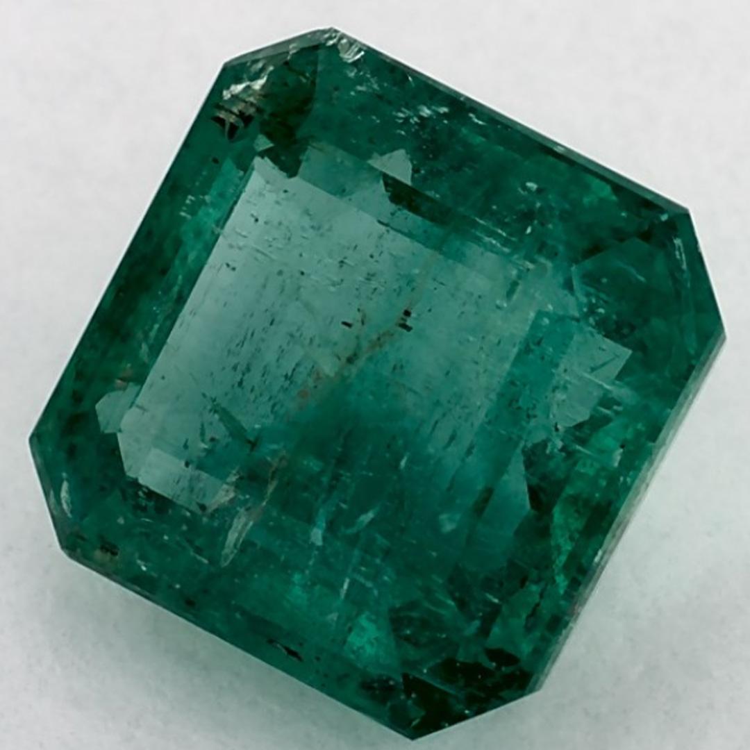 Con una vibrante tonalità di colore verde, la pietra natale di maggio è un simbolo della rinnovata crescita primaverile. 

Esplora la vivace collezione di smeraldi, rubini e zaffiri nel nostro negozio, disponibili come gemme sciolte e abbinabili