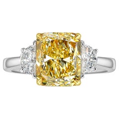 Bague à trois pierres de couleur rare jaune fantaisie allongée et diamant radiant de 3,29 carats