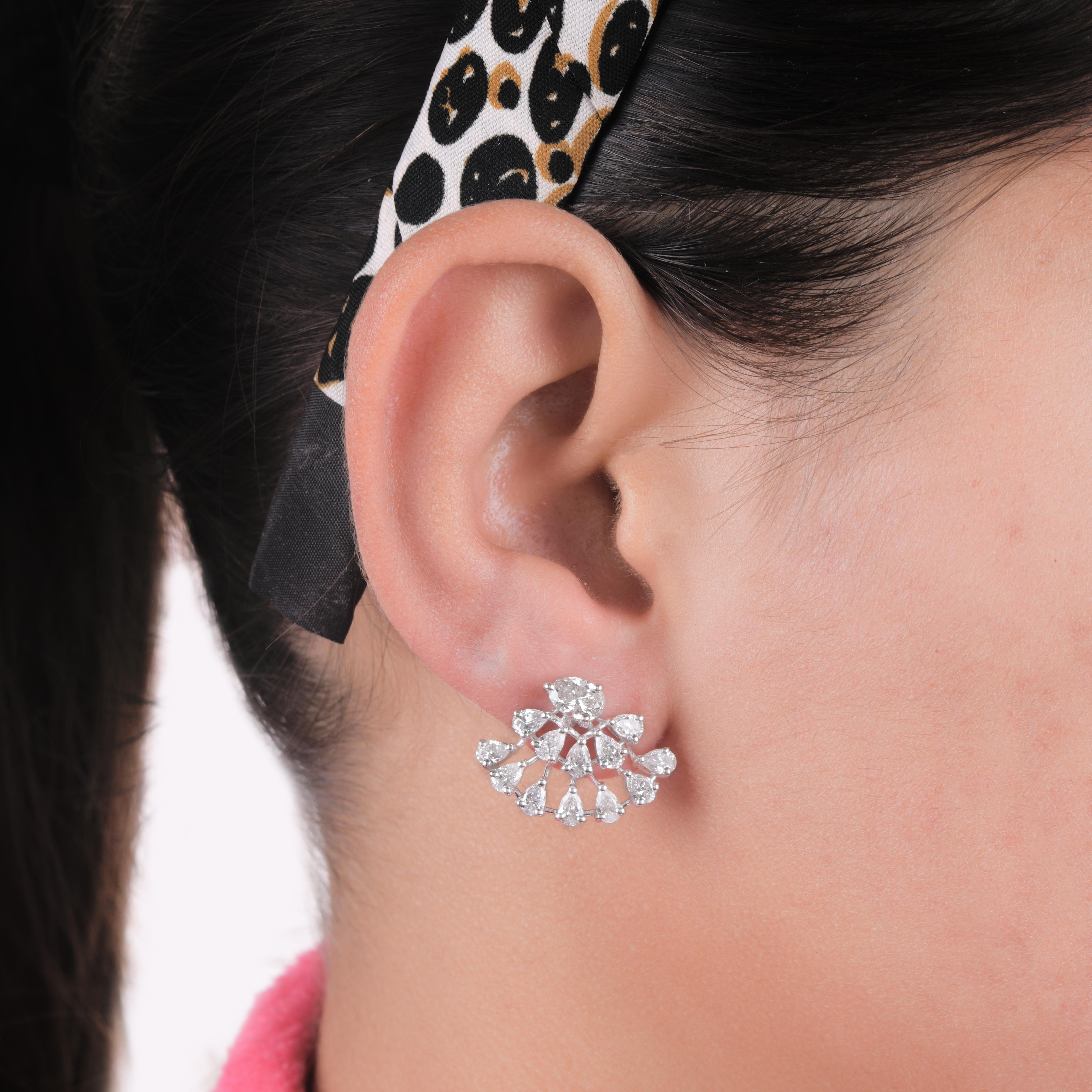 Questi orecchini con diamante naturale da 3,2 carati in oro bianco 14 carati sono caratterizzati da diamanti con taglio a pera incastonati a ventaglio.
I diamanti sono un simbolo universale di eternità e forza. È una pietra di aprile, perfetta per