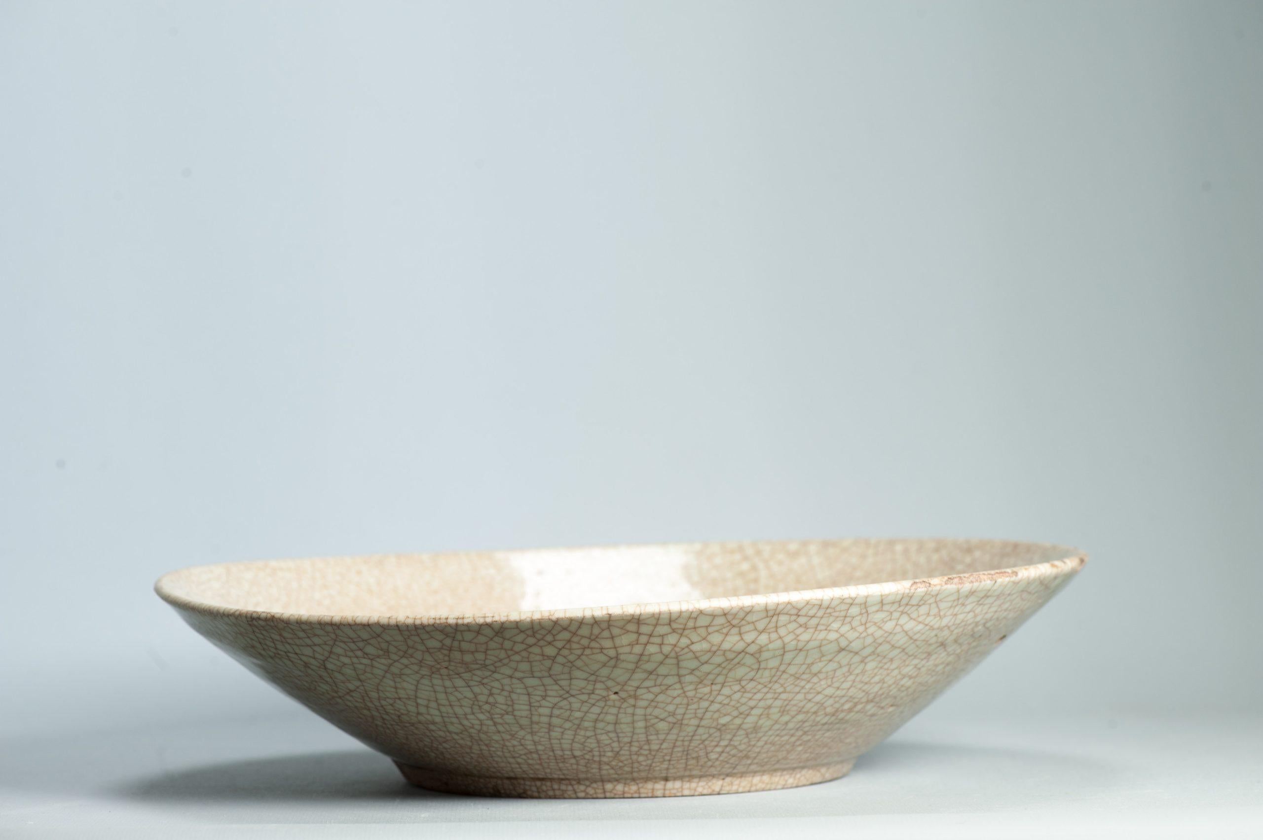 A very nicely monochrome Swatow/Zhangzhou dish. Brown glaze color.
It's quite unusual to see a swatow dish only with craquele, without scene or incised decoration.

Great reference piece for a collector.

Condition
Rimfritting and Chipping. Size: