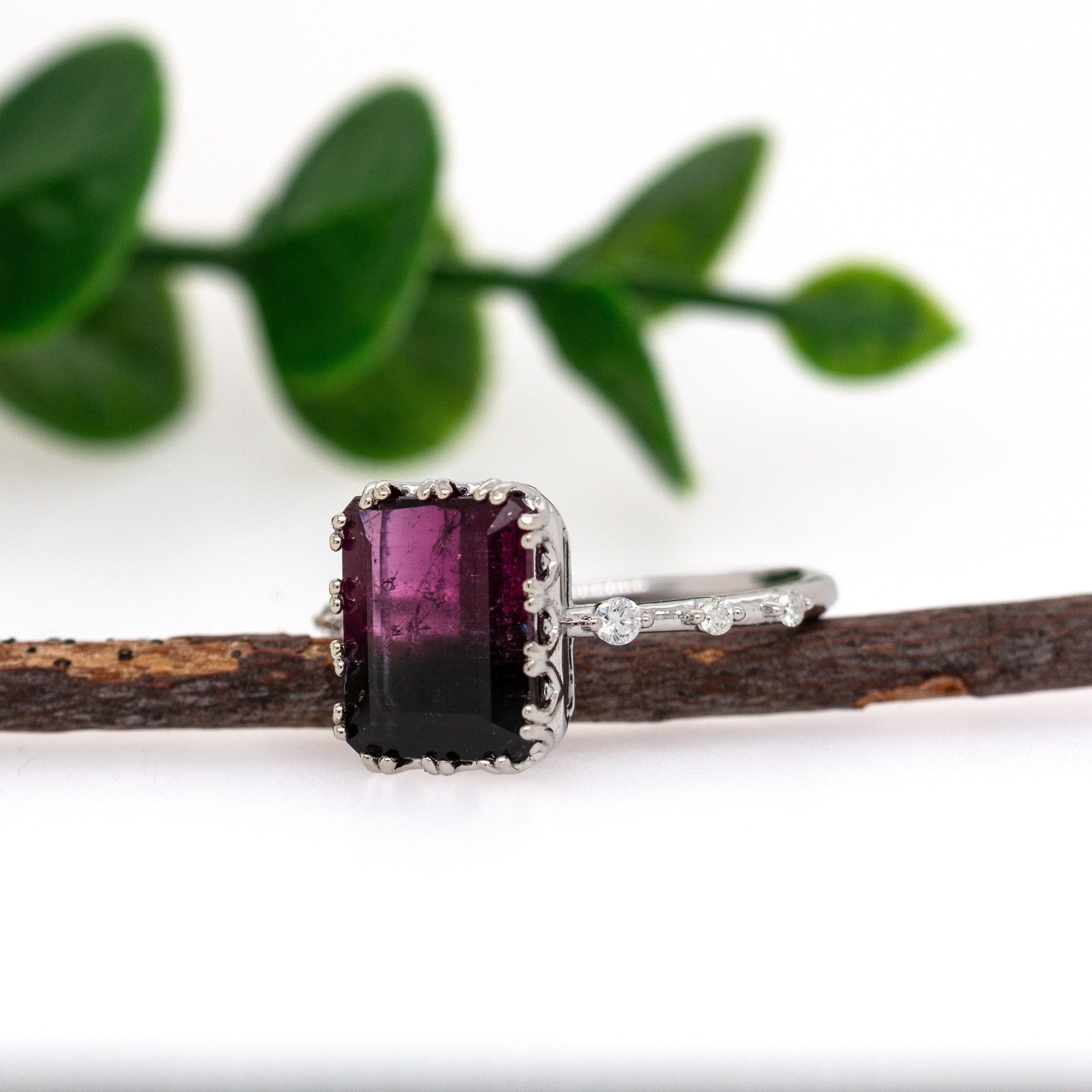 Taglio smeraldo Anello con tormalina bicolore da 3,2 carati e accenti di diamanti naturali in oro massiccio 14K in vendita
