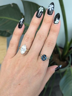 Anello con topazio blu di Londra da 3,2 carati e diamanti estratti dalla terra: oro massiccio 14K