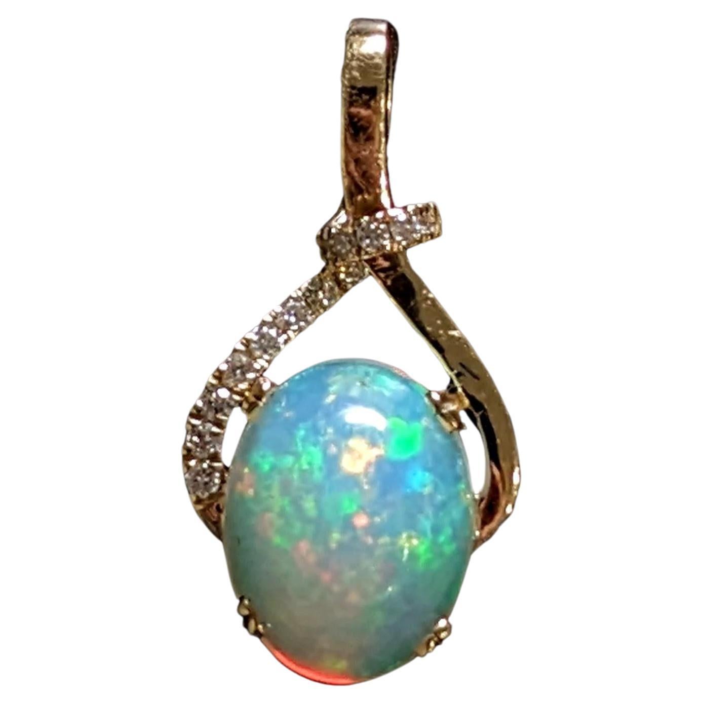 3.2 Karat Opal Unendlichkeits-Anhänger mit erdfarbenen Diamanten in massivem 14K Gold Oval 10x8 mm im Angebot
