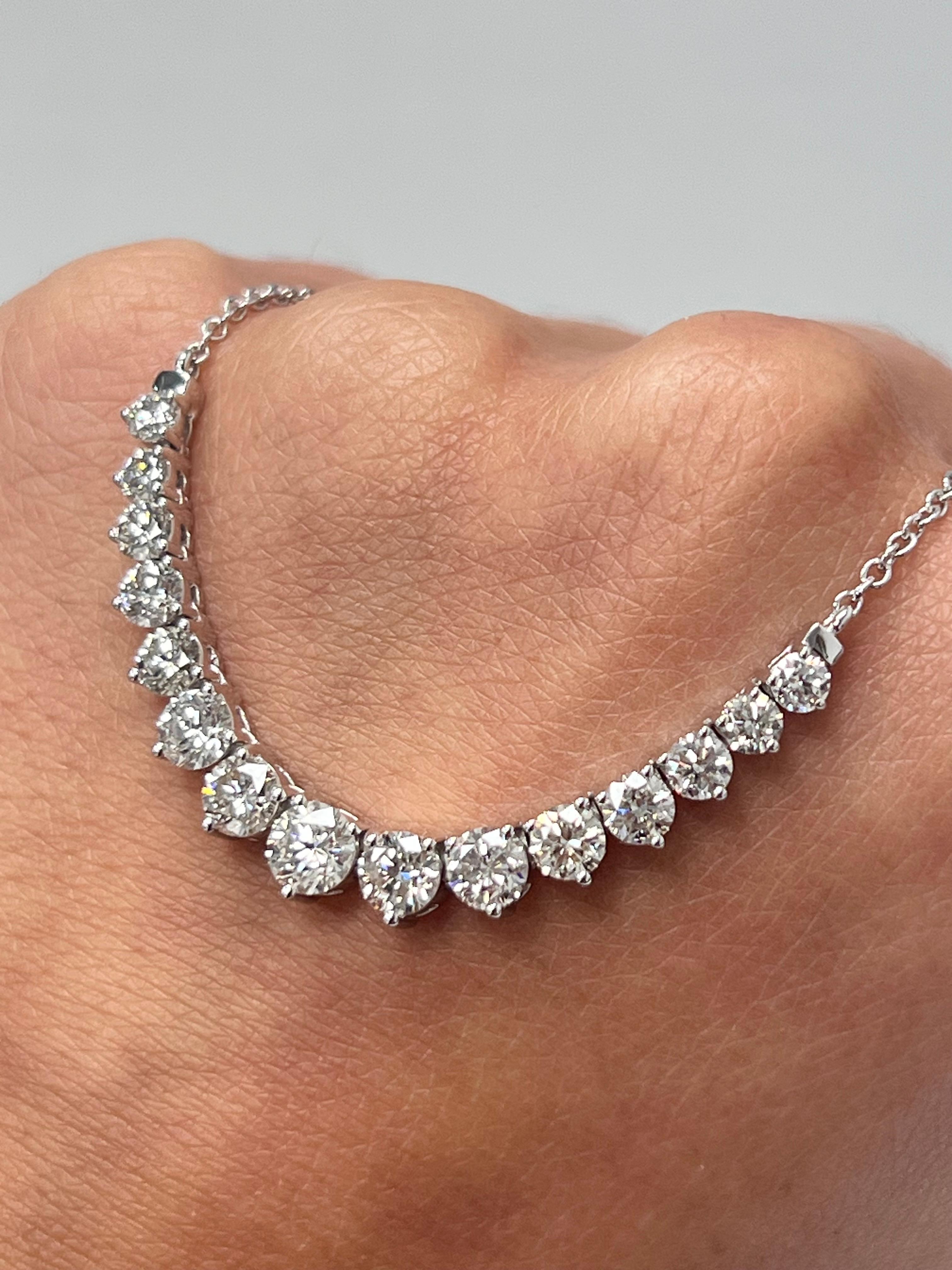 With this exquisite single-row white gold diamond necklace, style and glamour are in the spotlight. This 14-karat necklace is made from a total of 17 round diamonds totaling 3.2 carats, all in SI1-SI2, GH color. This classic look is timeless and is