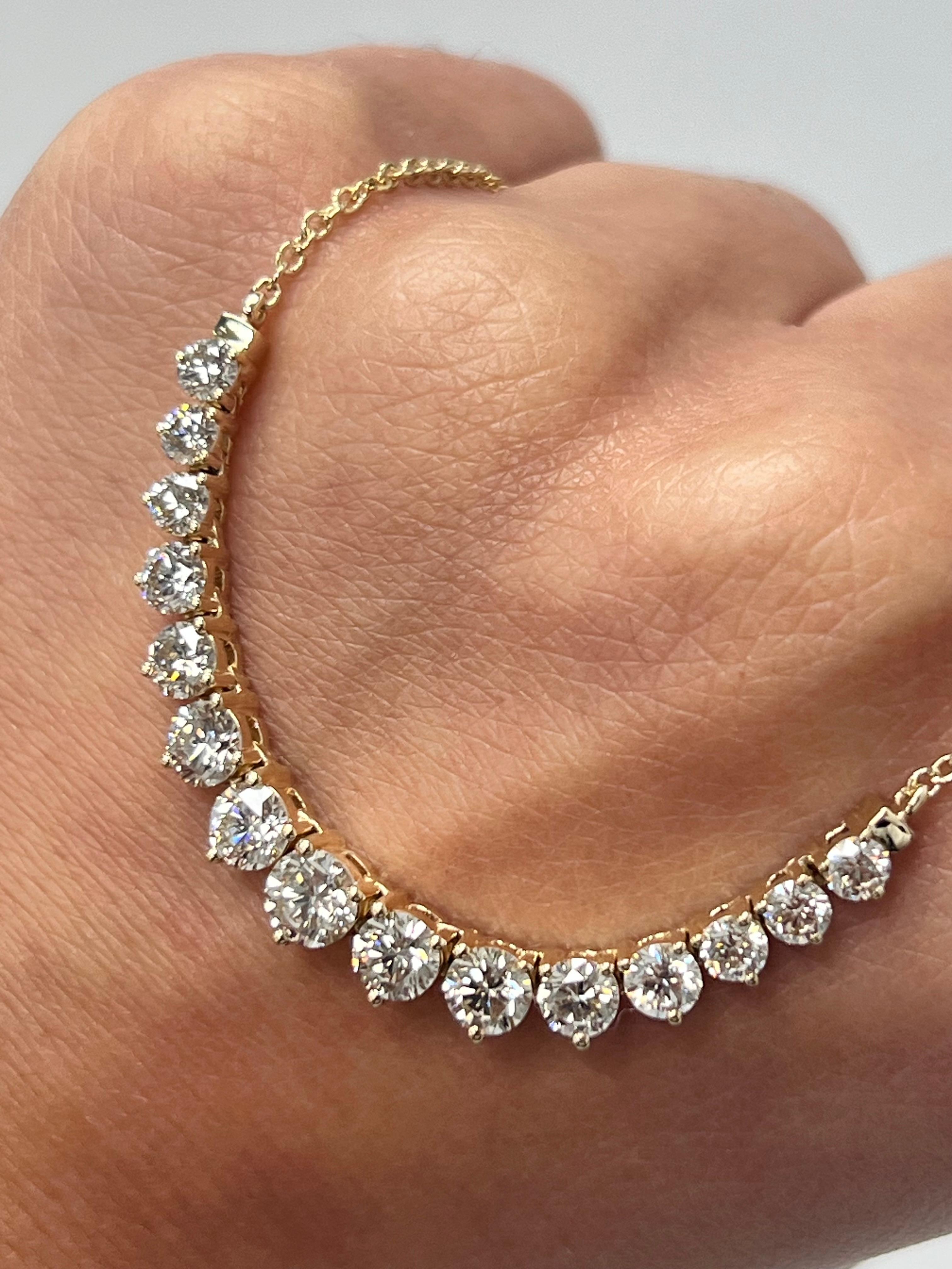 With this exquisite single-row yellow gold diamond necklace, style and glamour are in the spotlight. This 14-karat necklace is made from a total of 17 round diamonds totaling 3.2 carats, all in SI1-SI2, GH color. This classic look is timeless and is