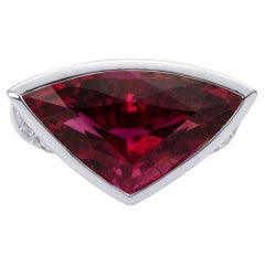 Anello cocktail con tormalina rubellite e diamanti taglio trilione certificato IGI da 3,2 carati