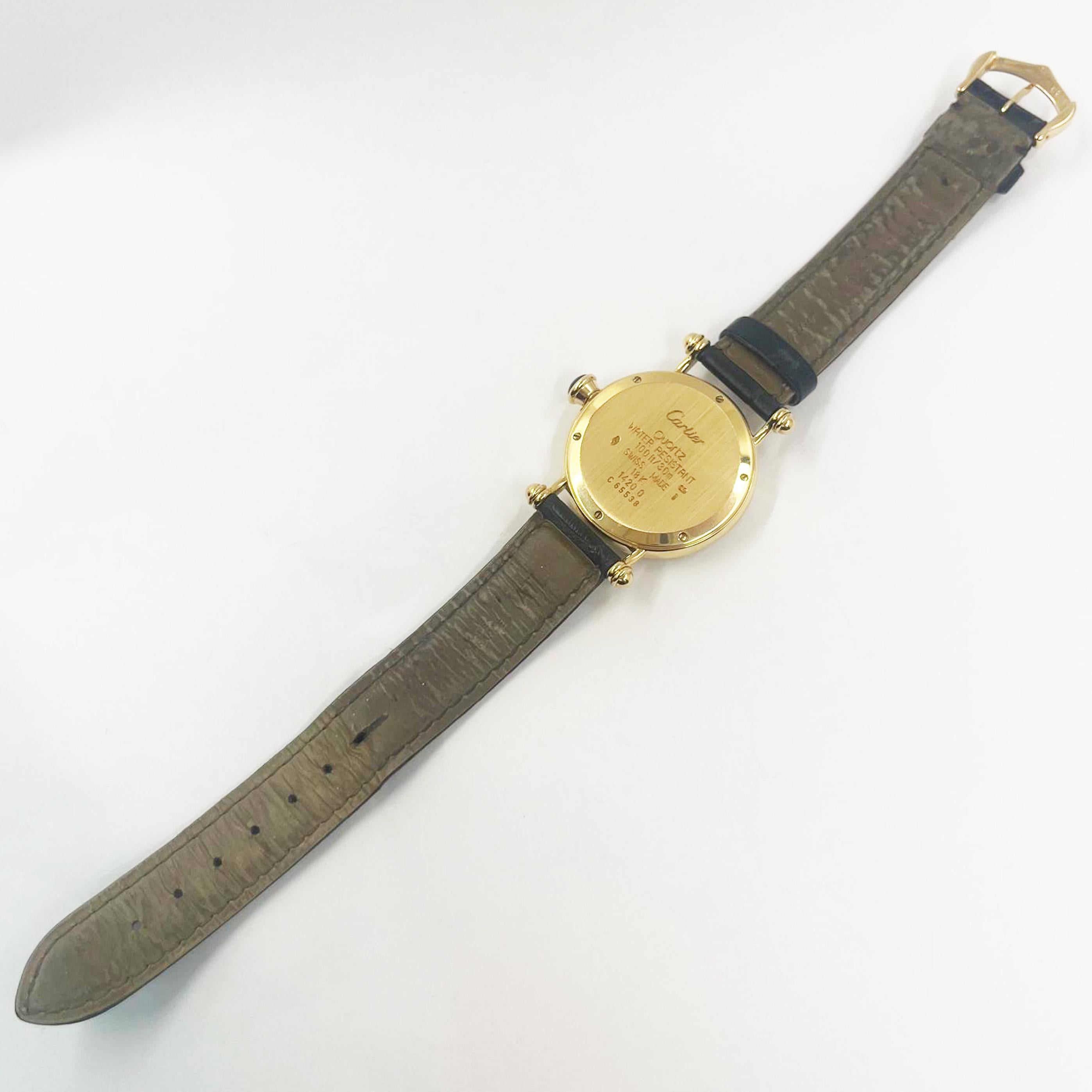Cette montre Diabolo de Cartier est un exemple élégant de l'héritage horloger raffiné de Cartier, alliant un design classique à des matériaux luxueux. Réalisé en or jaune 18 carats, le boîtier rond de 32 mm est doté d'une lunette lisse et polie et