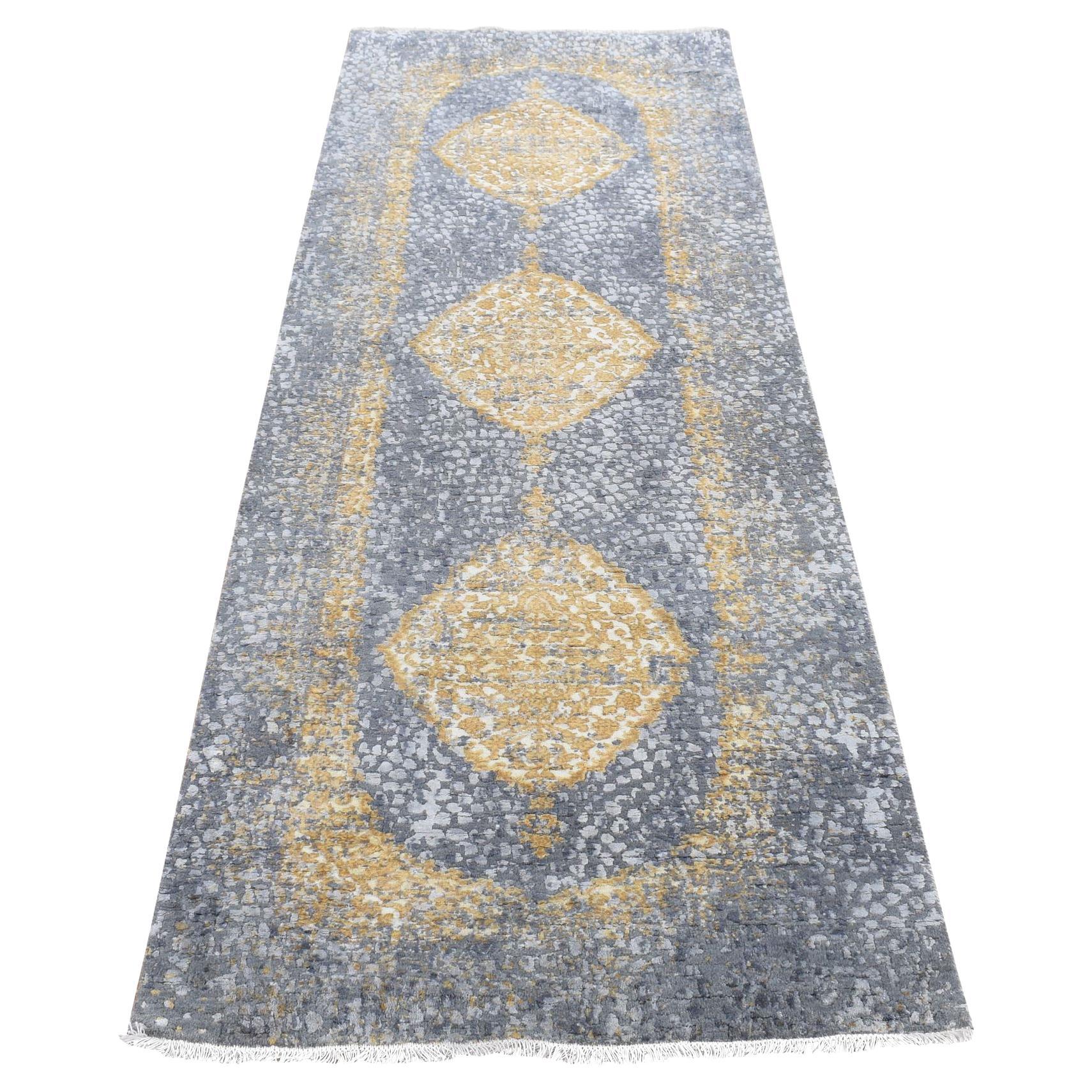 3
2 "x10
Grau, Persisches Design, Wolle und reine Seide, Handgeknüpfter Läufer Teppich