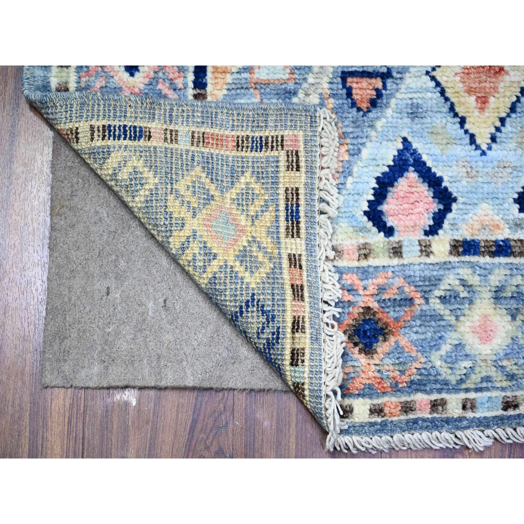 Si tratta di un autentico tappeto orientale in lana morbida, colorato, annodato a mano e ispirato al villaggio anatolico con design a triangoli, con tinture naturali. È stato annodato per mesi con tecniche di tessitura secolari da esperti