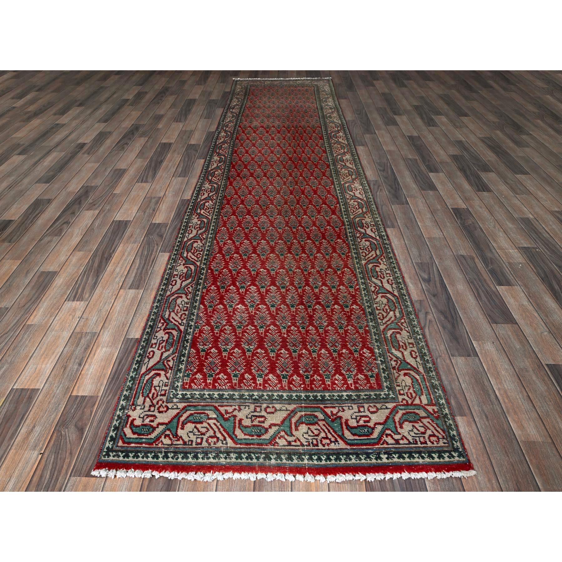 Karmesinrot, Vintage Persisch Tabriz mit Eichel Design Kompliziertes sich wiederholendes Muster, 100% Wolle, Handgeknüpft, rasiert, Null Flor, Seiten und Enden professionell gesichert, Guter Zustand, Läufer, Orientteppich
Primäre MATERIALIEN: