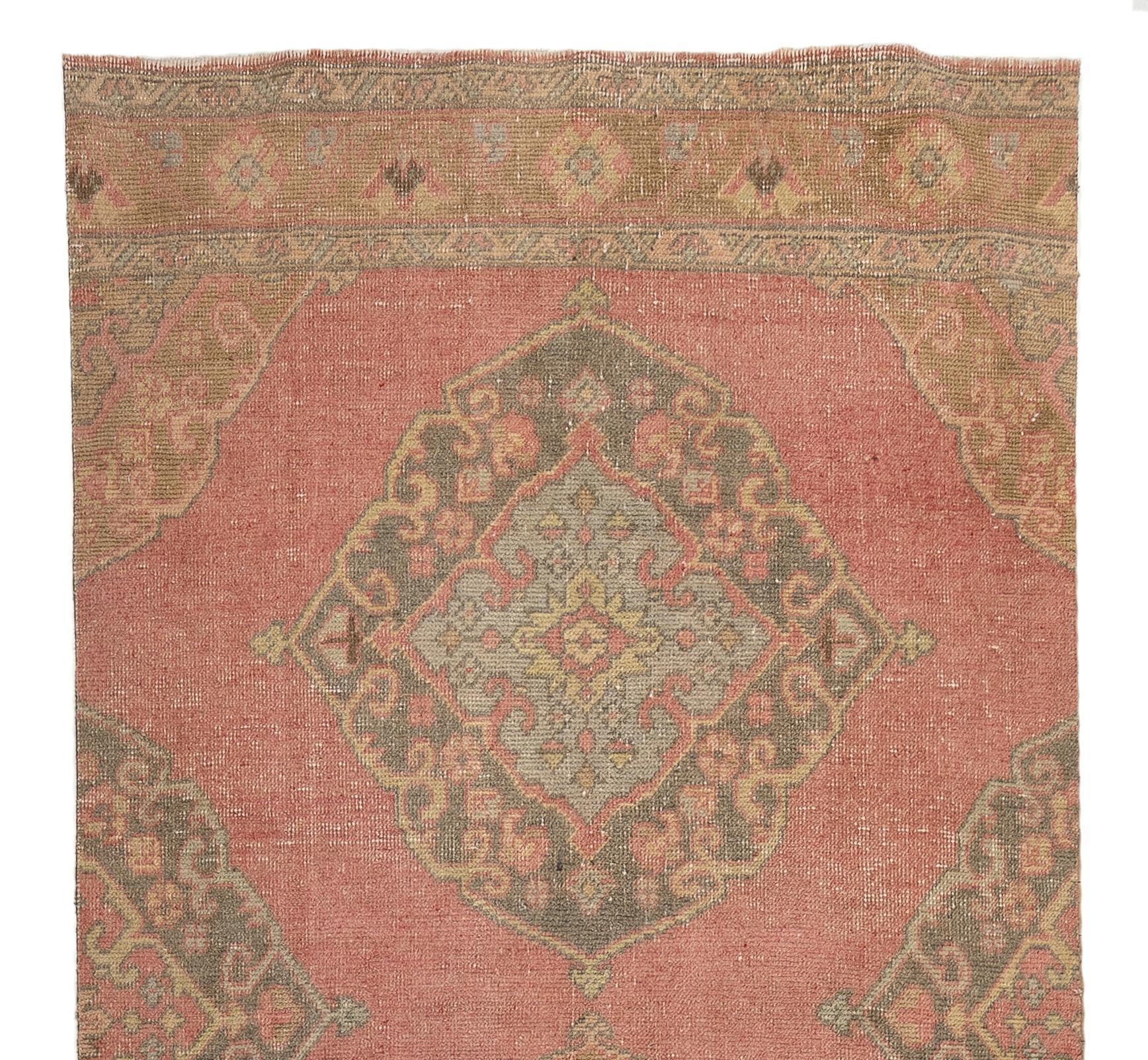 Una alfombra turca vintage. Se anudó a mano en la década de 1960 con pelo bajo de lana sobre base de algodón y presenta un diseño de medallones múltiples. Está en muy buen estado, lavada profesionalmente, es robusta y adecuada para zonas de mucho
