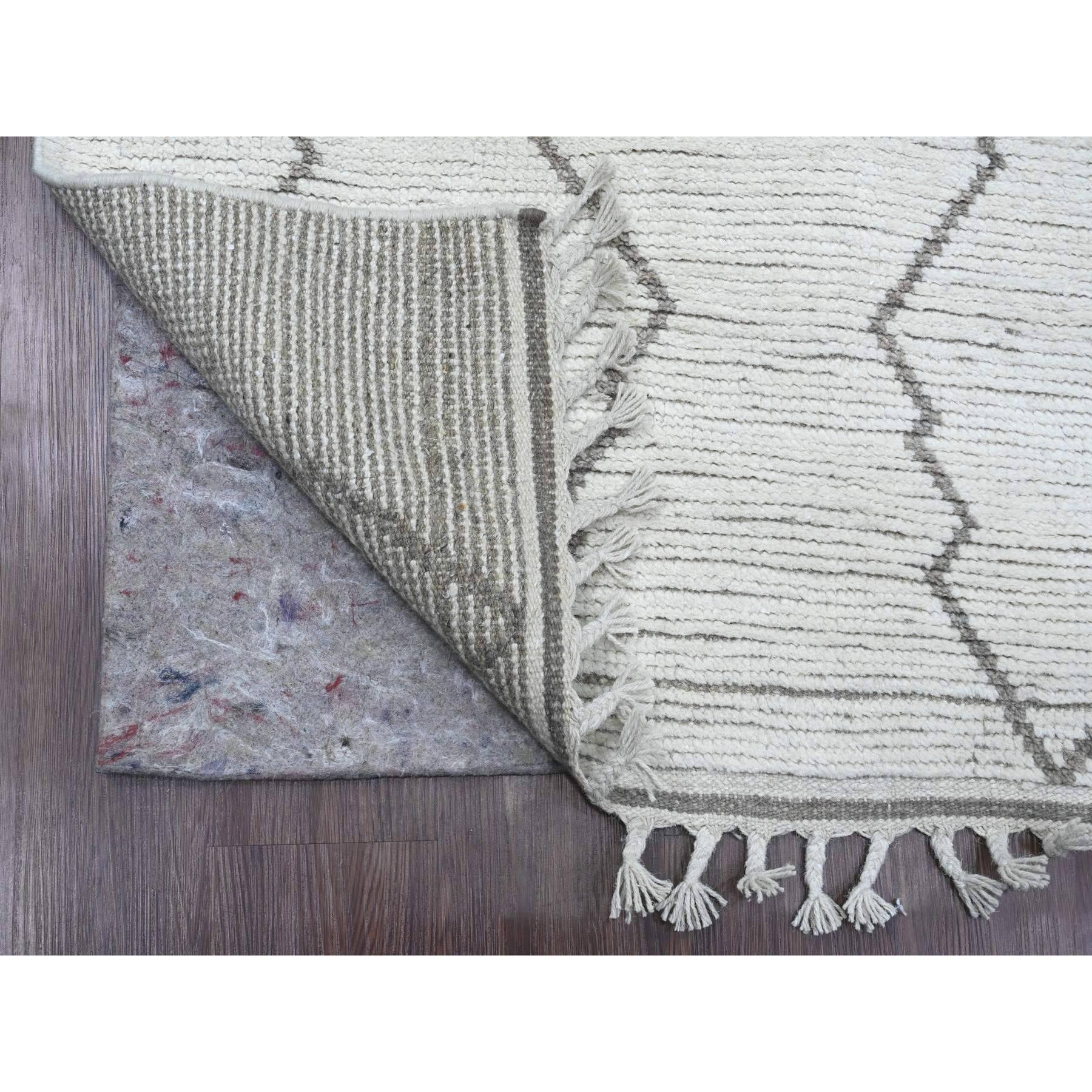 Bianco perla, trama marocchina con motivo dentellato, tono su tono, annodato a mano, lana morbida, pelo strutturato, runner XL, tappeto orientale
Materiali primari: Lana
Lattice: No Pile 
altezza: 0,25 pollici
Stile: Tradizionale
Colore primario: