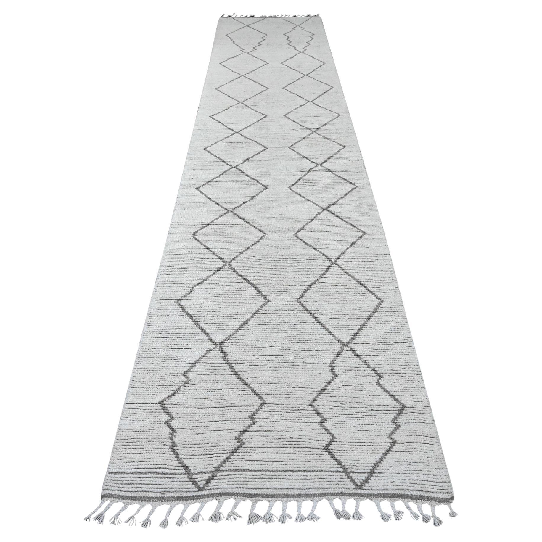 Tappeto Runner in lana annodato a mano con motivo seghettato, con trama marocchina bianca, 3'2 "x15'4". in vendita