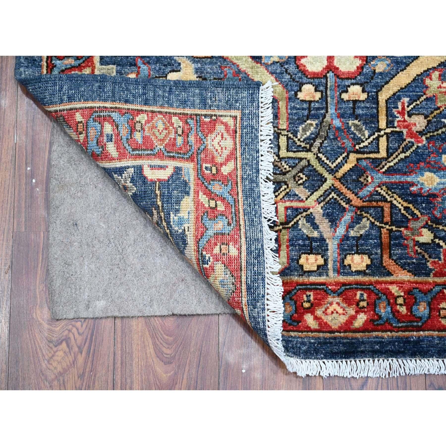 Il s'agit d'un véritable tapis d'Orient, noué à la main, en pure laine, de la marque Aryana Bidjar Garus Design. Il a été noué pendant des mois et des mois selon des techniques de tissage séculaires par des artisans experts.
Matières premières :