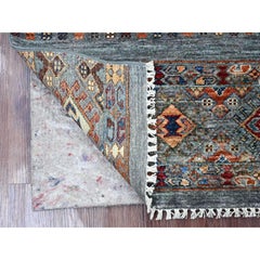 3'2" x 4'1" (ca. 96,5 cm x 124,5 cm) – Handgeknüpfter Afghan-Teppich aus reiner Wolle in der Farbe „Misty Gray“ (Mistgrau), Modell „Super Kazak“