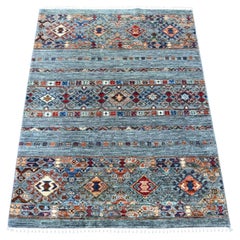 3'2" x 4'1" (ca. 96,5 cm x 124,5 cm) – Handgeknüpfter Afghan-Teppich aus reiner Wolle in der Farbe „Misty Gray“ (Mistgrau), Modell „Super Kazak“