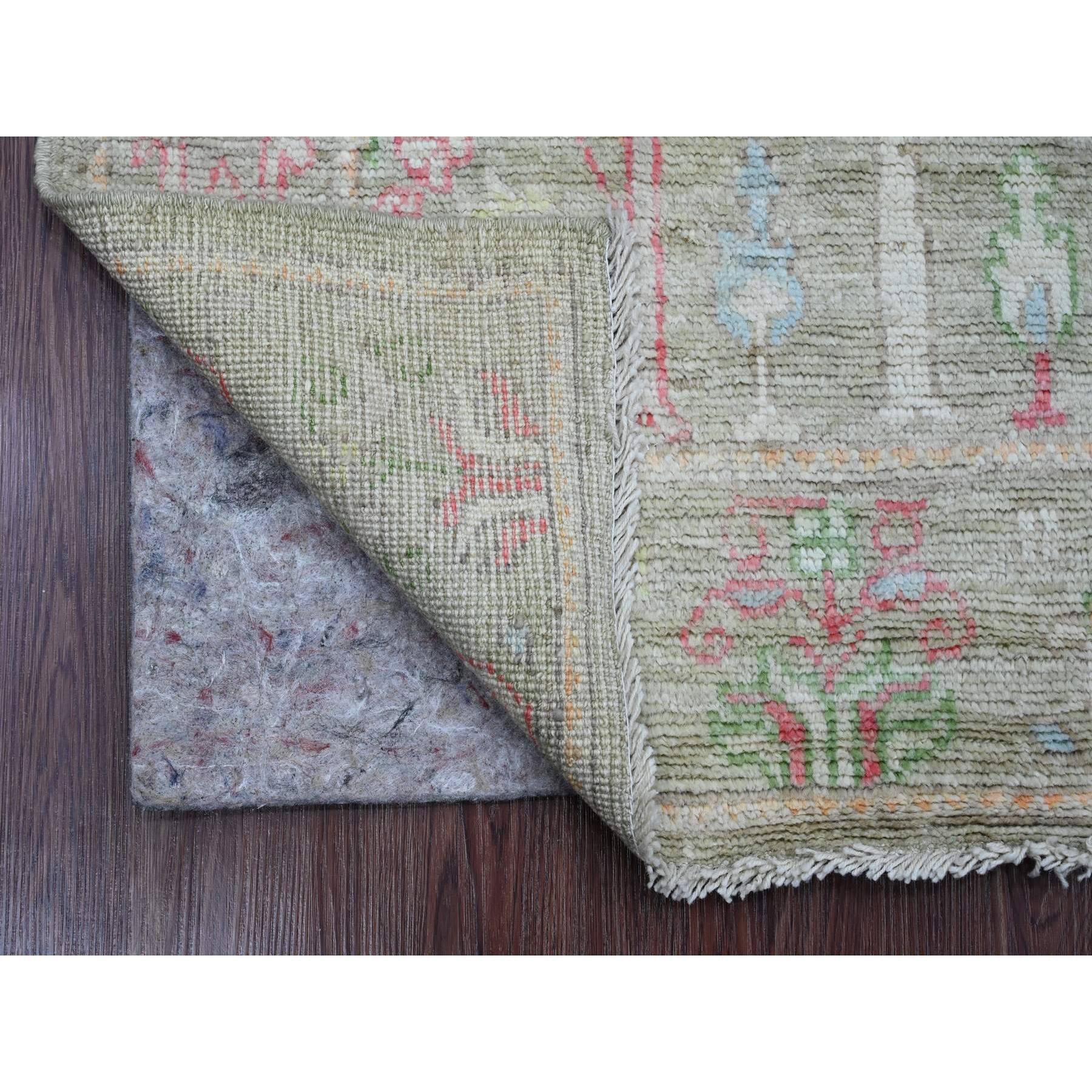 Sumpfgrün, Afghanischer Angora Oushak mit Zypressen- und Weidenbaummuster, handgeknüpft, Veggie-Farbstoffe, reine Wolle, Orientteppich
Primäre MATERIALIEN: Wolle
Latex: Kein Flor 
Höhe: 0,25 Zoll
Stil: Transitional
Grundfarbe: Grün
Sekundärfarben: