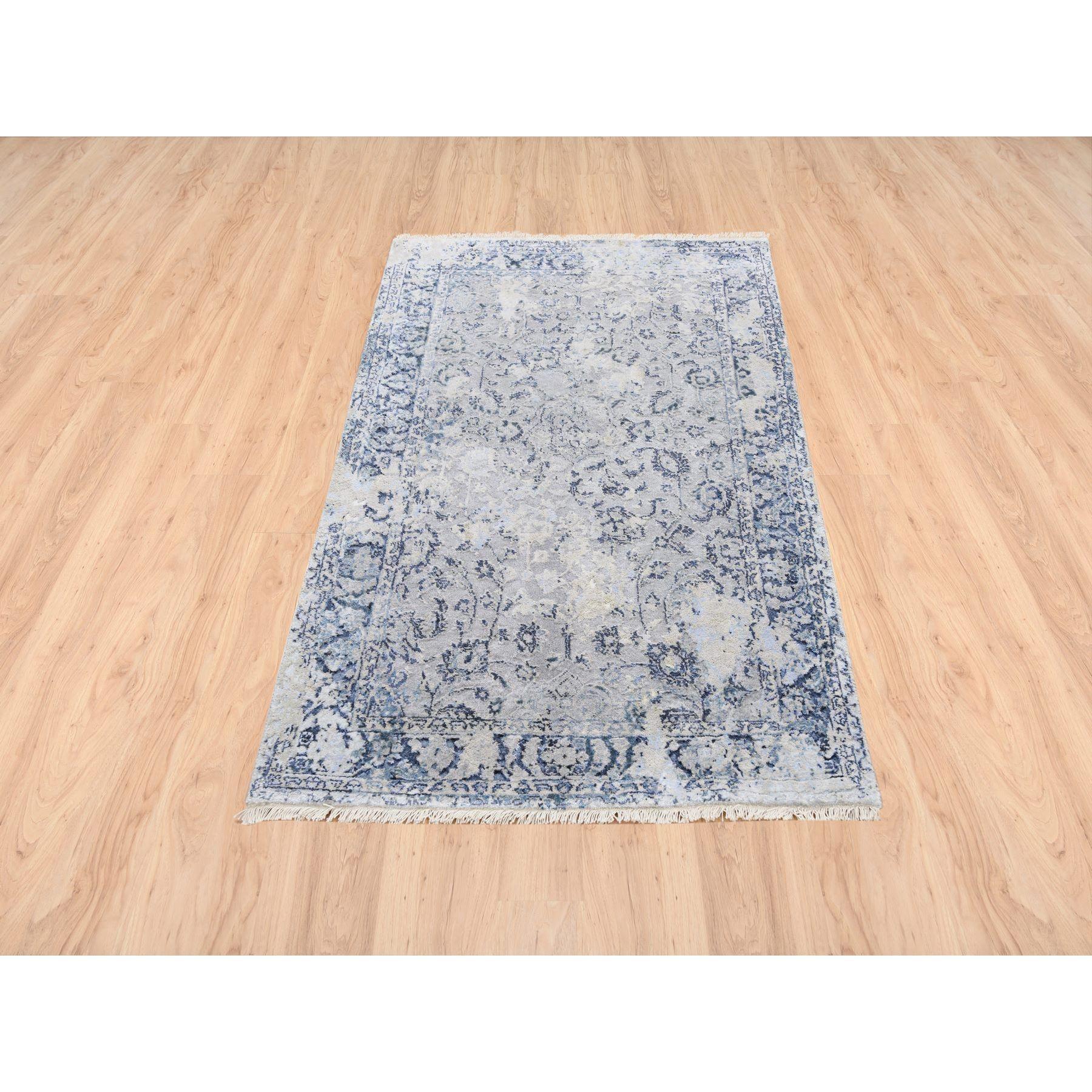 Il s'agit d'un véritable tapis d'Orient en laine et soie pure, noué à la main, de couleur grise, Broken Kashan Design/One. Il a été noué pendant des mois et des mois selon des techniques de tissage séculaires par des artisans experts.
Matériaux