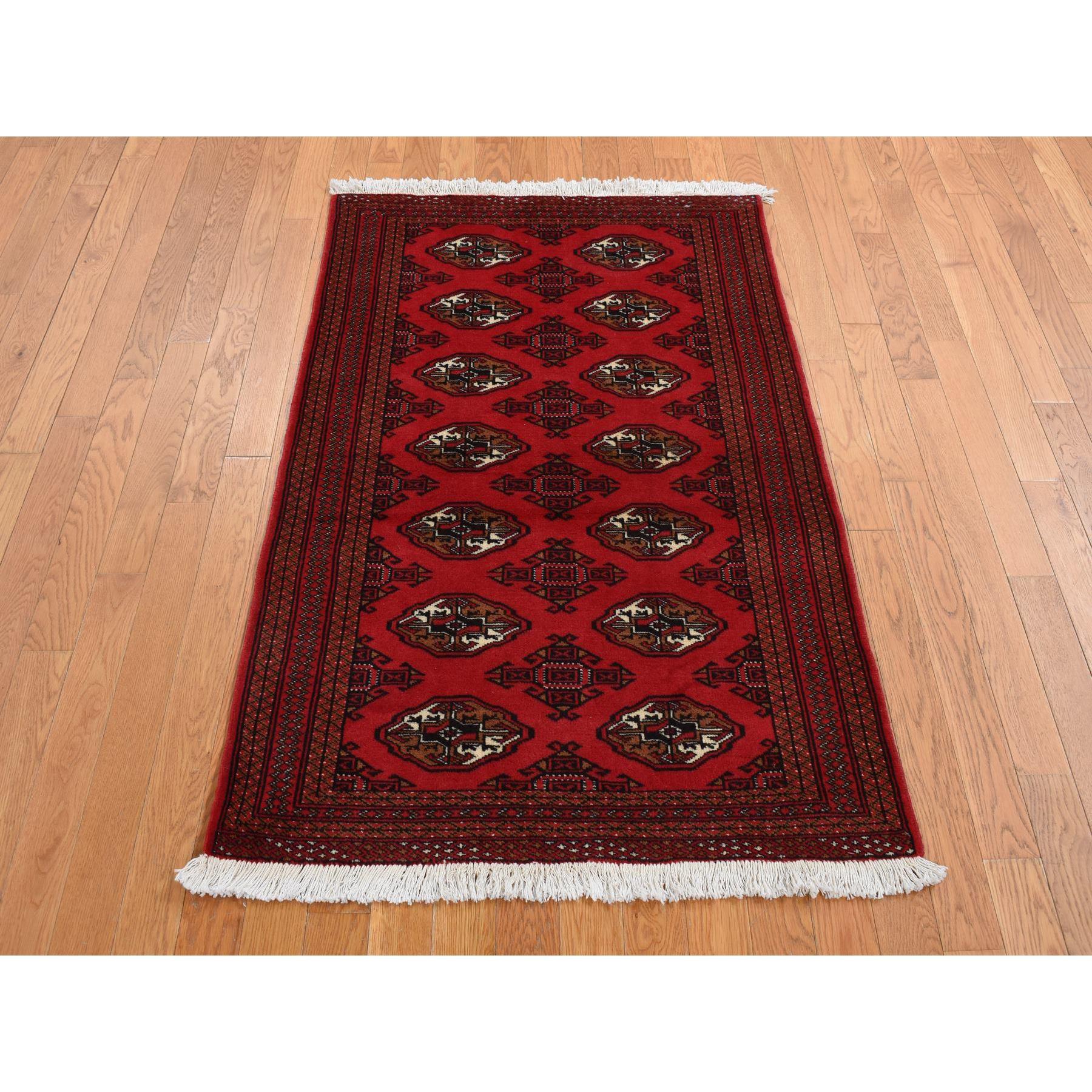 Rojo Carmesí, Nueva Turcomana Persa Bokara con Diseño de Medallón Geométrico, Lana Pura, Anudada a Mano, Alfombra Oriental
Materiales primarios: Lana
Látex: Sin pelo 
altura: 0,25 Pulgadas
Estilo: Tradicional
Color principal: Rojo
Colores