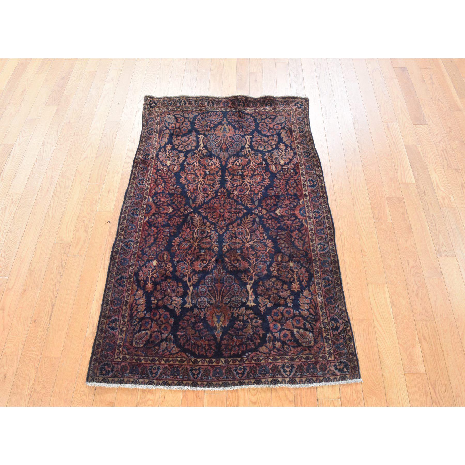 Bleu nuit, Sarouk persan ancien, usure régulière, propre, poils souples et doux, 100% laine, noué à la main, tapis d'Orient
Matières premières : Laine
Latex : Pas de poils 
hauteur : 0,25 pouces
Style : Traditionnel
Couleur primaire : bleu
Couleurs