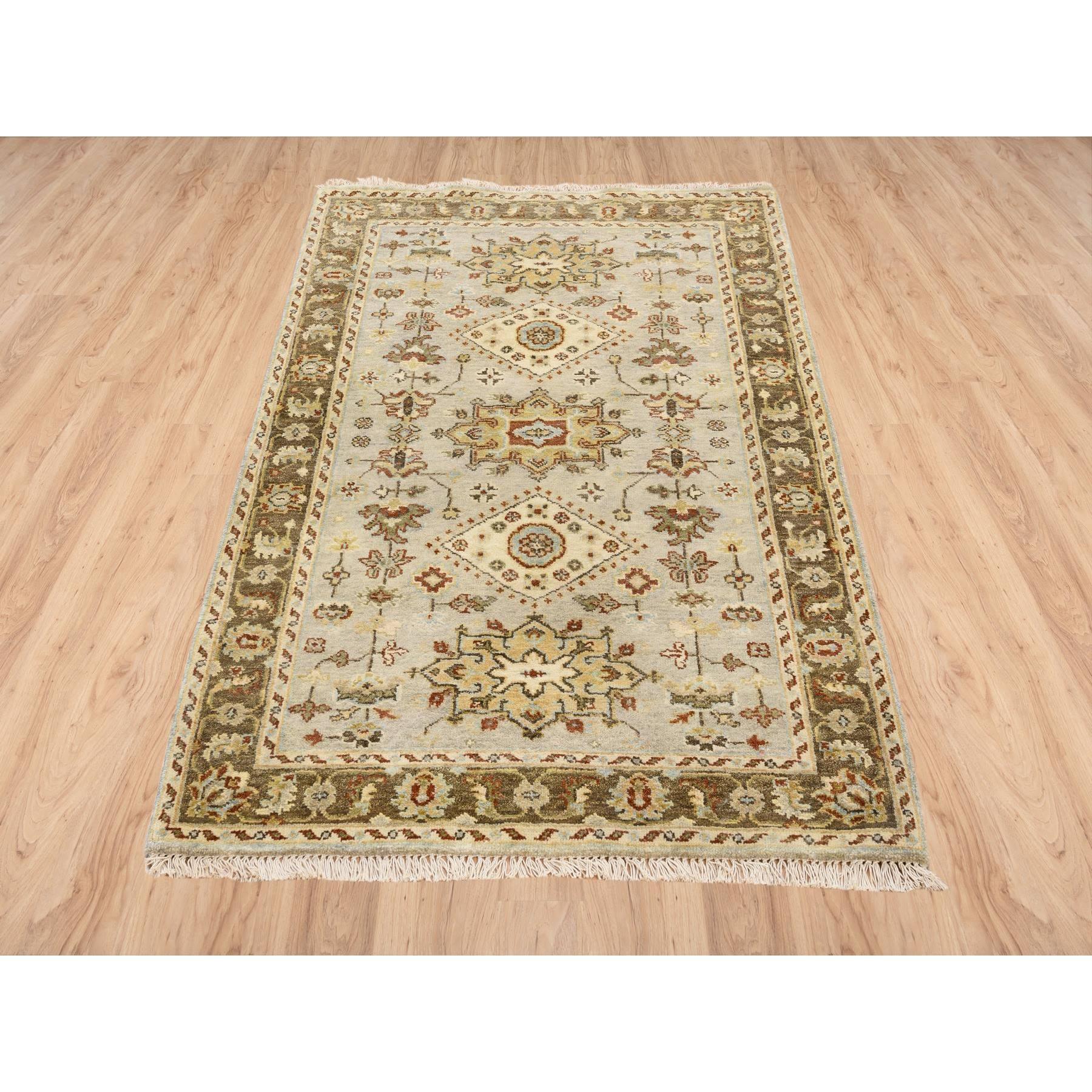Il s'agit d'un véritable tapis d'Orient Karajeh Design/One avec médaillons tribaux, noué à la main en pure laine beige. Il a été noué pendant des mois et des mois selon des techniques de tissage séculaires par des artisans experts.
Matières
