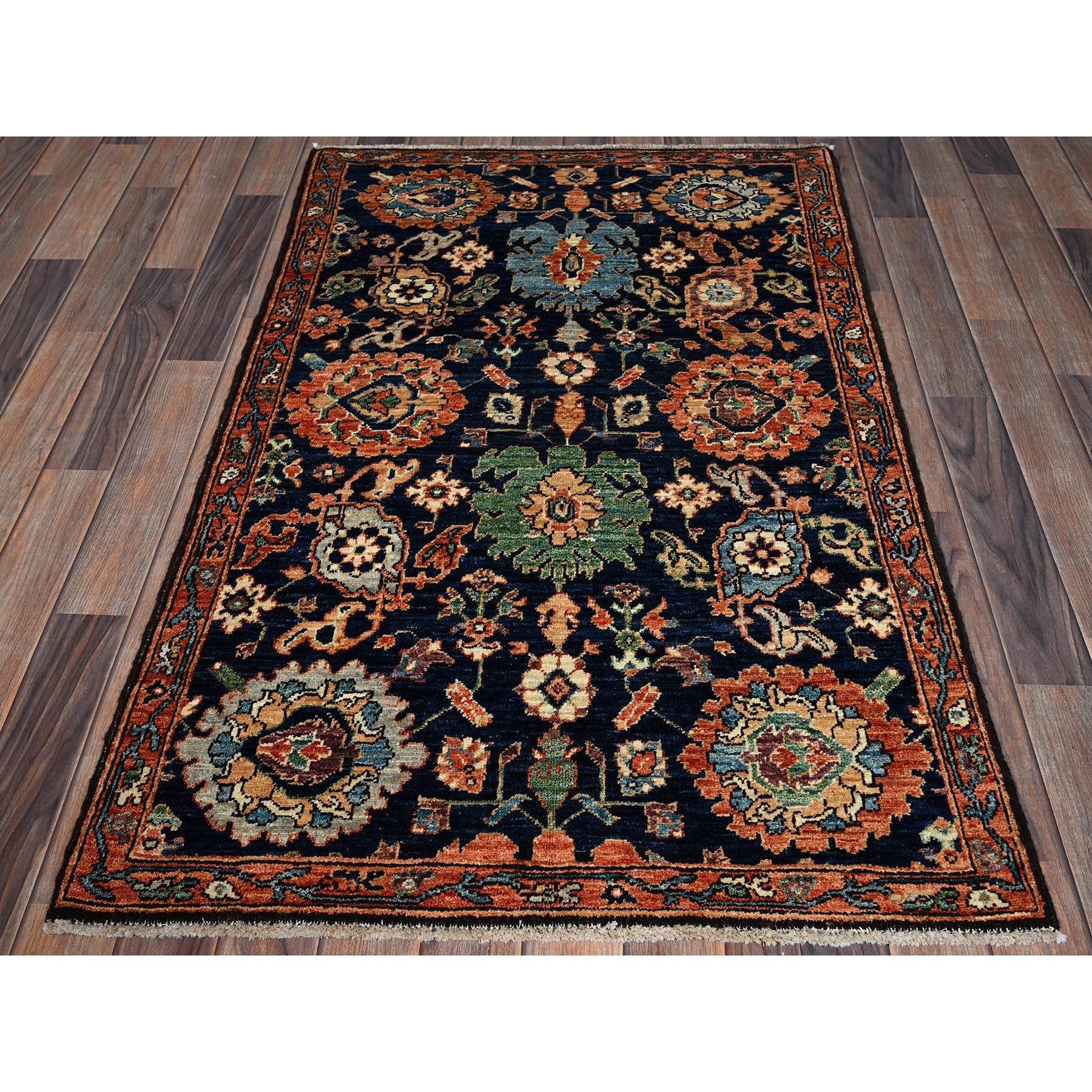 Blu notte, Persiano nord-occidentale con design a foglie, Aryana Collection, Tinture vegetali, Vello morbido, Lana di alta montagna, Annodato a mano, Tessuto a trama fitta, Tappeto orientale
Materiali primari: Lana
Lattice: No Pile 
altezza: 0,25