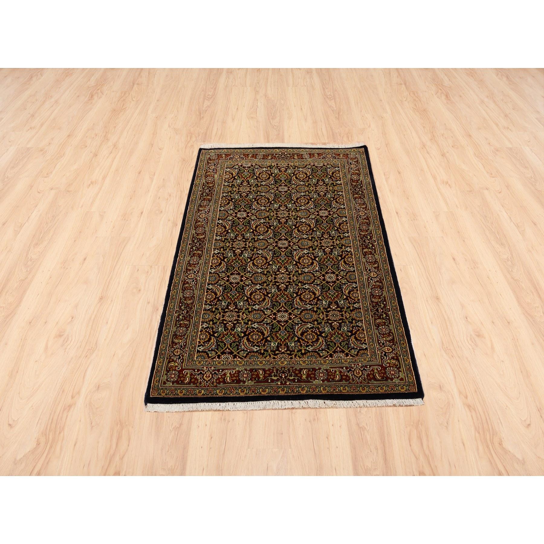 Si tratta di un autentico esemplare unico di Onyx Black annodato a mano Herati All Over Fish Design in lana a trama fitta 250 KPSI Oriental Rugs. È stato annodato per mesi e mesi con tecniche di tessitura secolari da esperti artigiani.
Materiali