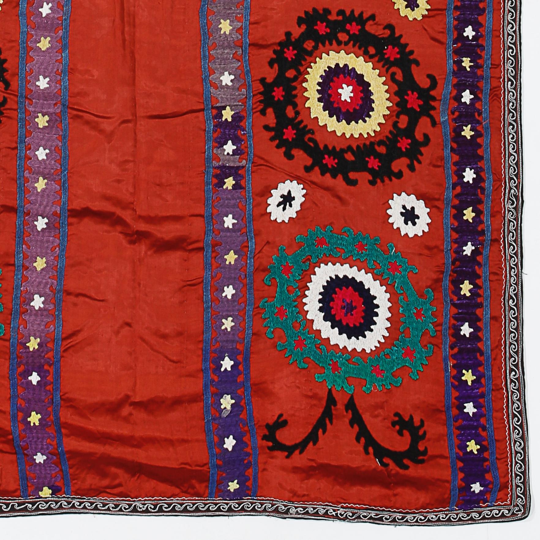 Brodé 3.2x5.3 Ft Tashkent Suzani Textile Wall Hanging, Red Silk Embroidery Table Cover en vente