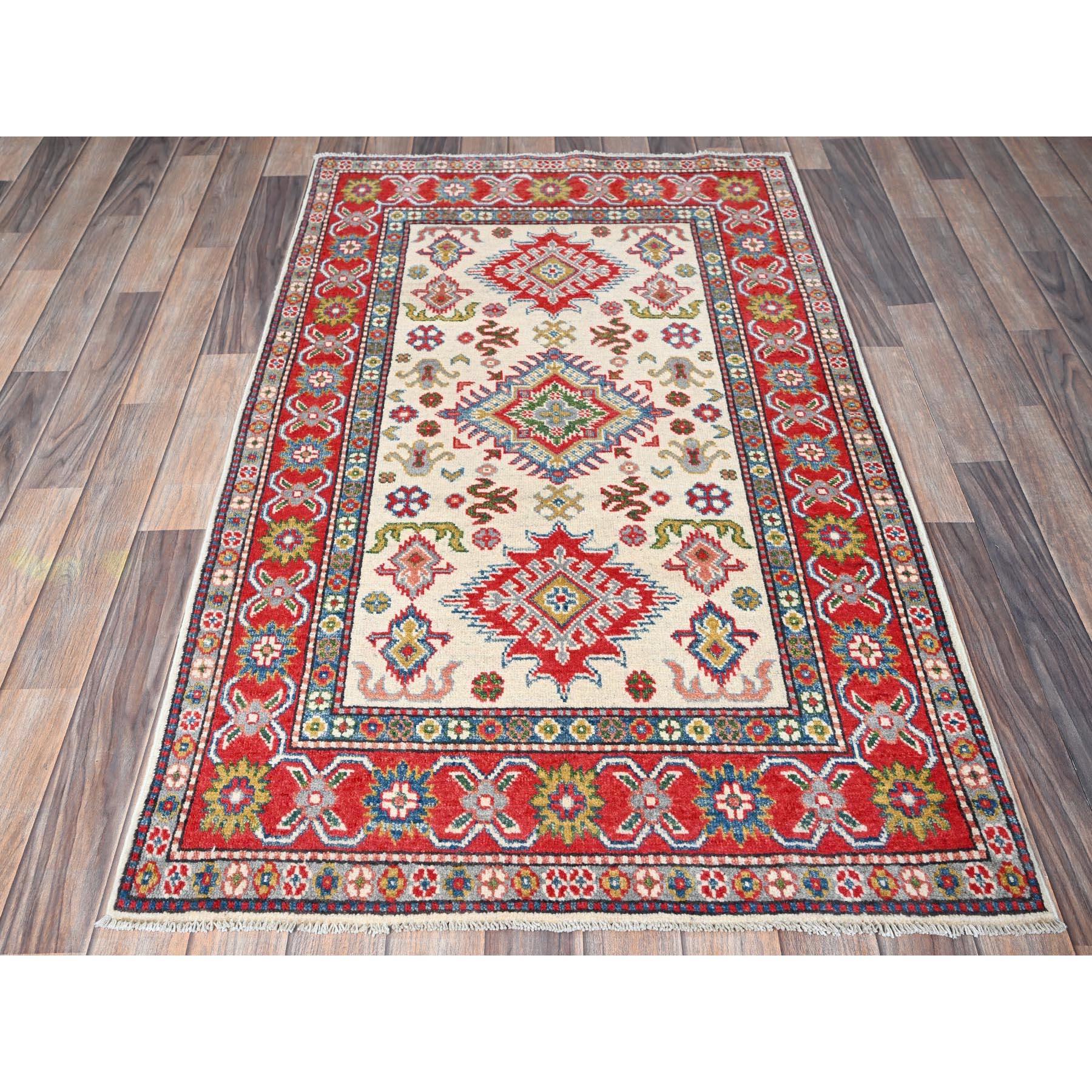 Perlweiß, handgeknüpft, Kazak mit geometrischem Medaillon-Design, weiche und samtige Wolle, pflanzliche Farbstoffe, dichtere Webart, Orientteppich
Primäre MATERIALIEN: Wolle
Latex: Kein Flor 
Höhe: 0,25 Zoll
Stil: Traditionell
Grundfarbe:
