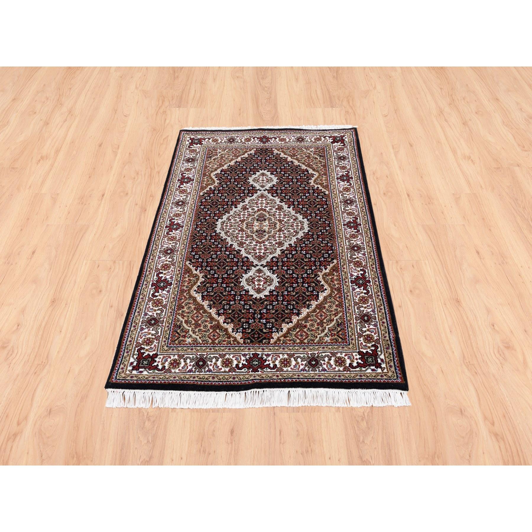Il s'agit d'un véritable tapis d'Orient en laine nouée à la main Tabriz Mahi à motif de médaillon de poisson noir. Il a été noué pendant des mois et des mois selon les techniques séculaires du tissage persan par des artisans experts.
Matières