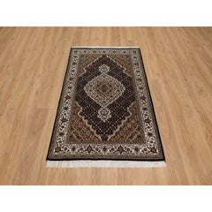 3'2"x5'4" Black Tabriz Mahi with Fish Medallion Design Hand Knotted Wool Rug