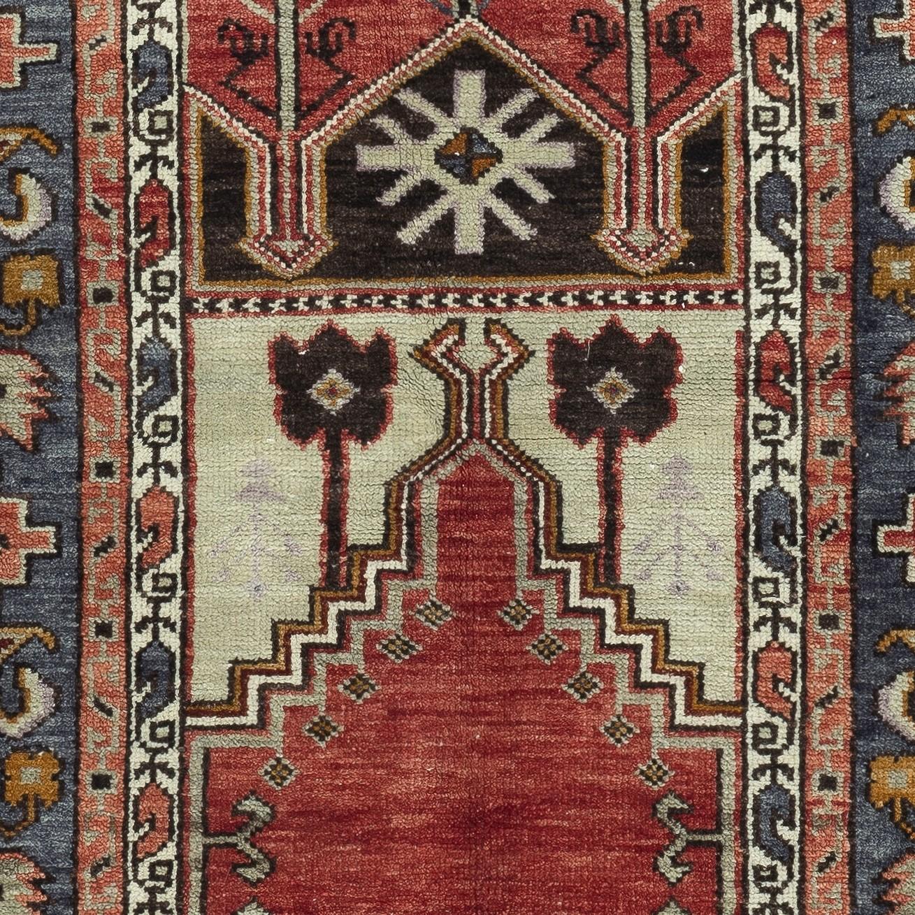 32x54 in Vintage Handmade Turkish Konya Prayer Rug, 100% Wool In Good Condition For Sale In Spring Valley, NY