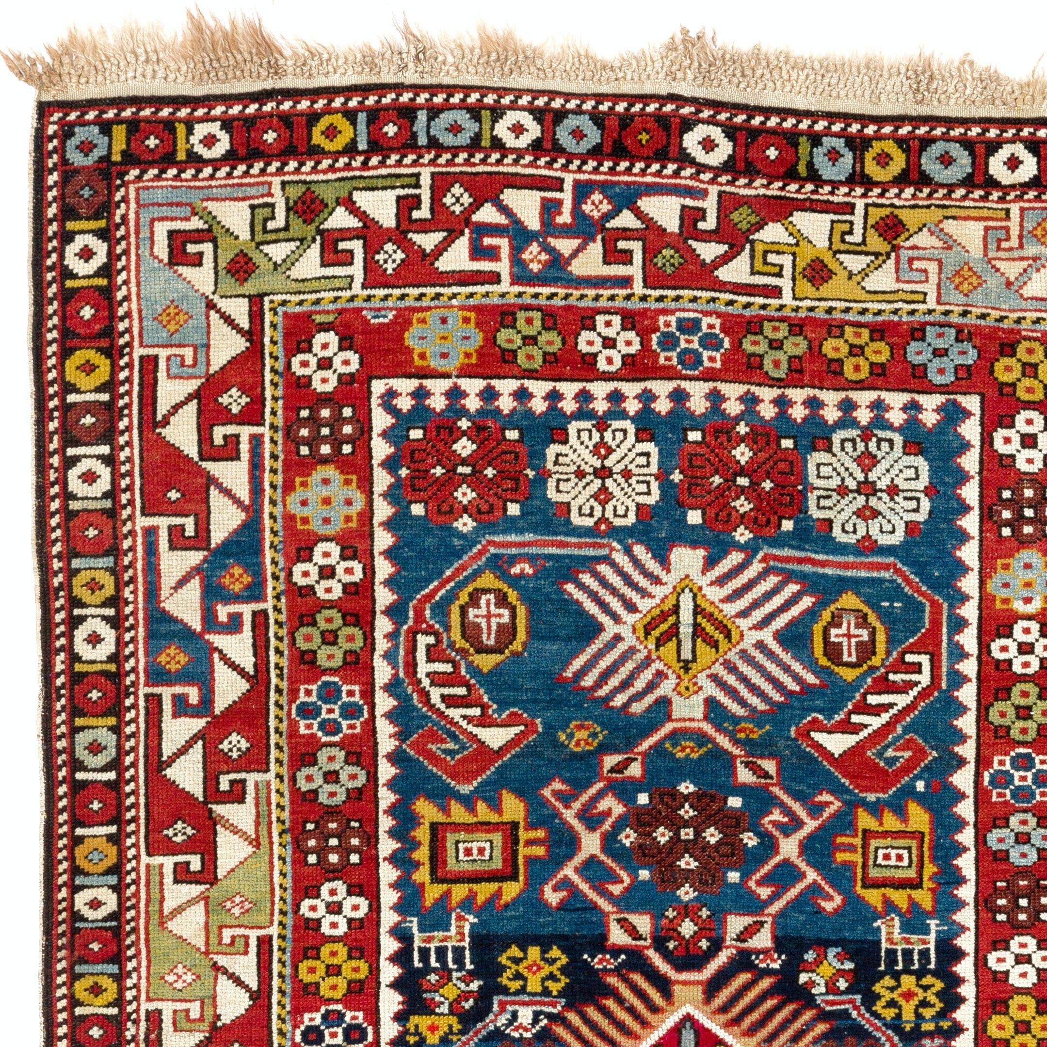 Ein schillernder antiker kaukasischer Teppich aus dem Kuba-Distrikt im Nordosten Aserbaidschans mit einem ansprechenden 
