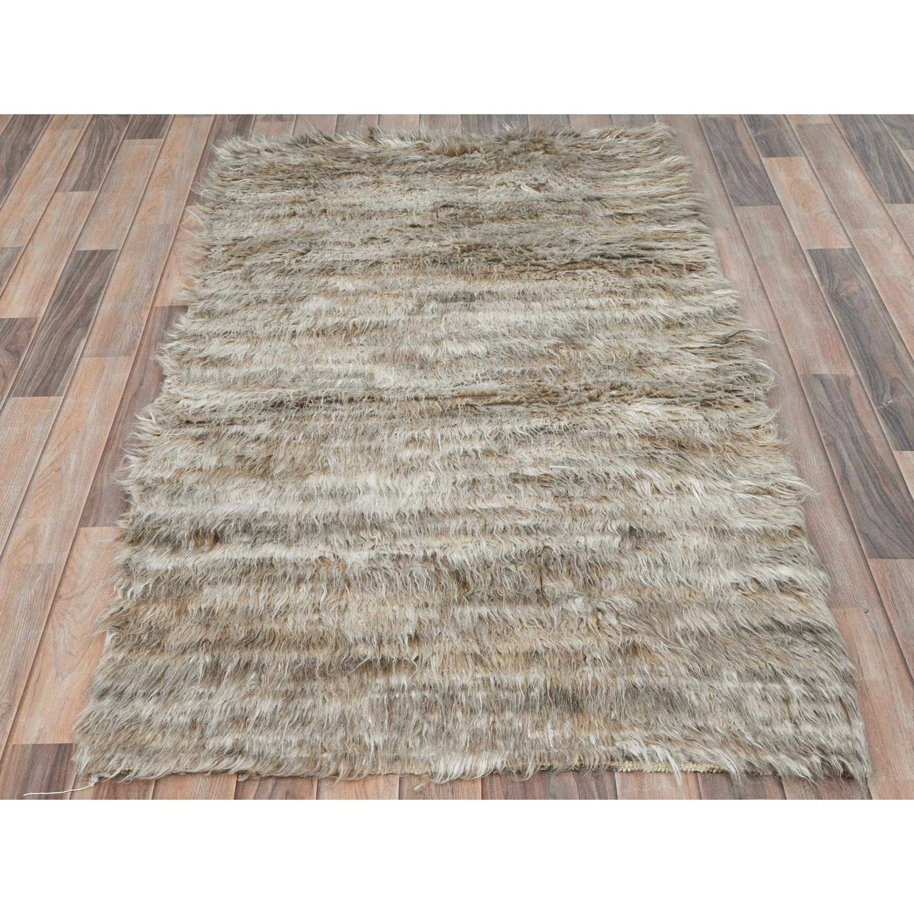 Dies ist eine wirklich echte one-of-a-kind Beige, Hand Knotted Shag Flokati griechischen Stil ungefärbt natürliche Wolle, Orientteppich. Es wurde monatelang von erfahrenen Kunsthandwerkern in jahrhundertealten Webtechniken geknüpft.
Primäre