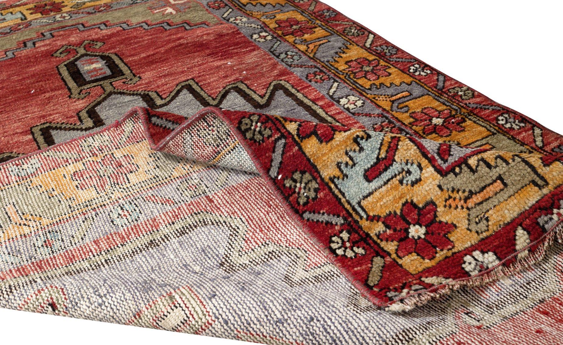 Handgefertigter türkischer Akzent-Teppich mit geometrischem Medaillon-Design (Stammeskunst) im Angebot