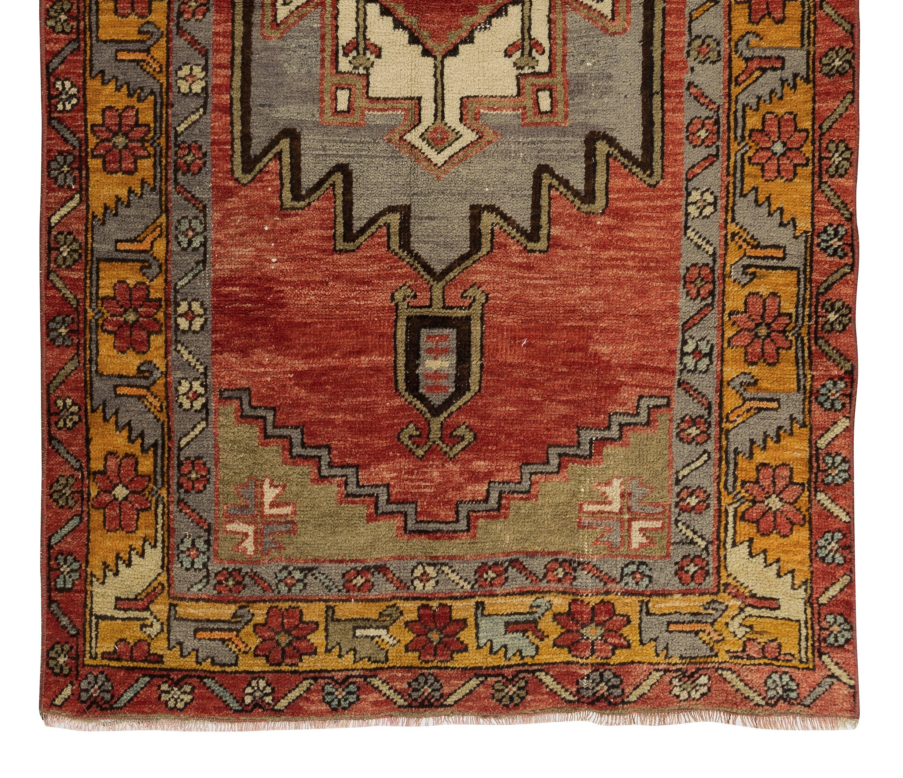 Handgefertigter türkischer Akzent-Teppich mit geometrischem Medaillon-Design (Handgeknüpft) im Angebot