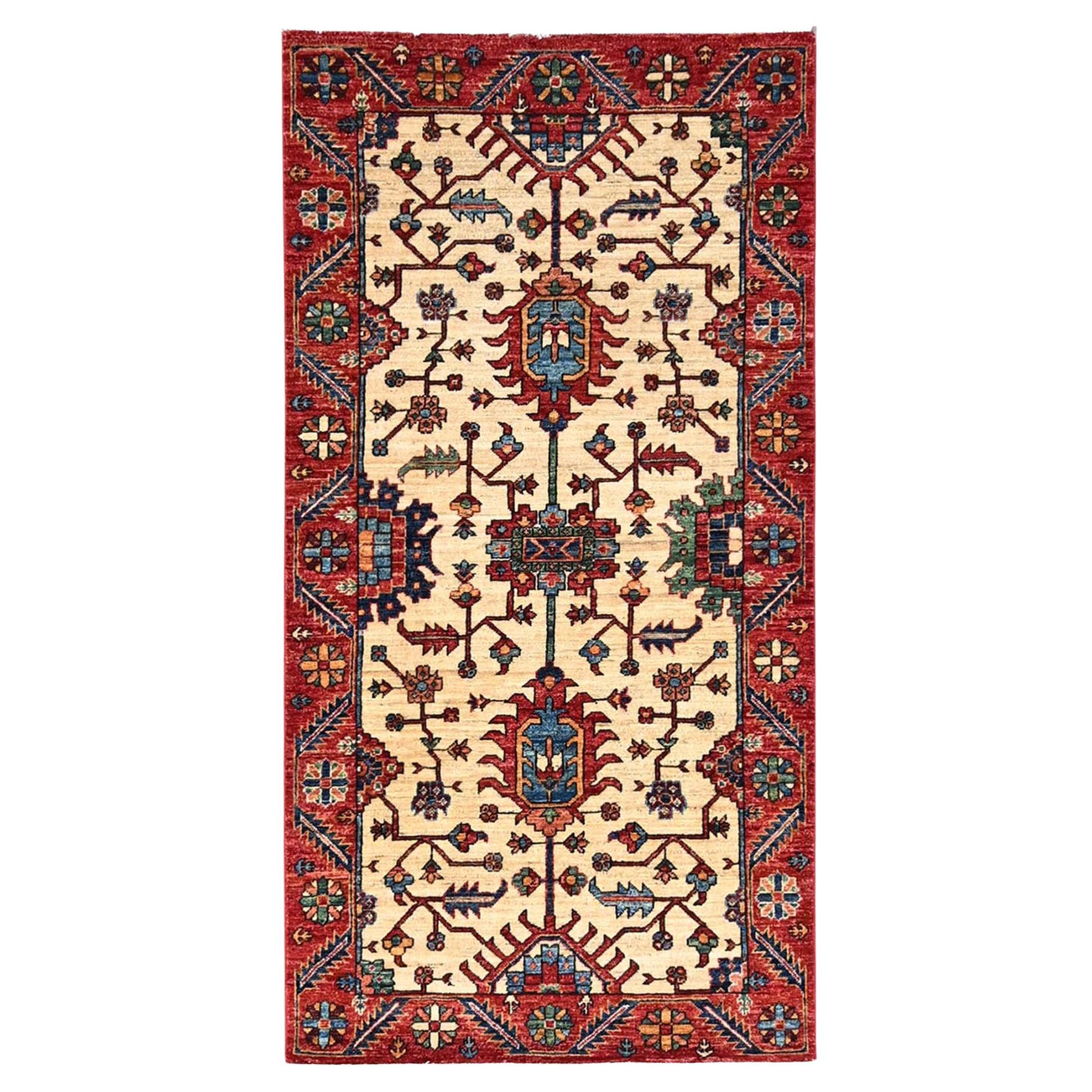 3'2"X6'1" Toscan beige avec bordure rouge carmin luxueux noué à la main en vente
