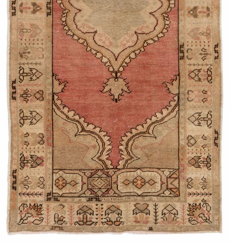 Tribal Beau tapis en laine artisanal d'Anatolie du milieu du siècle dernier, de couleur beige et rouge en vente