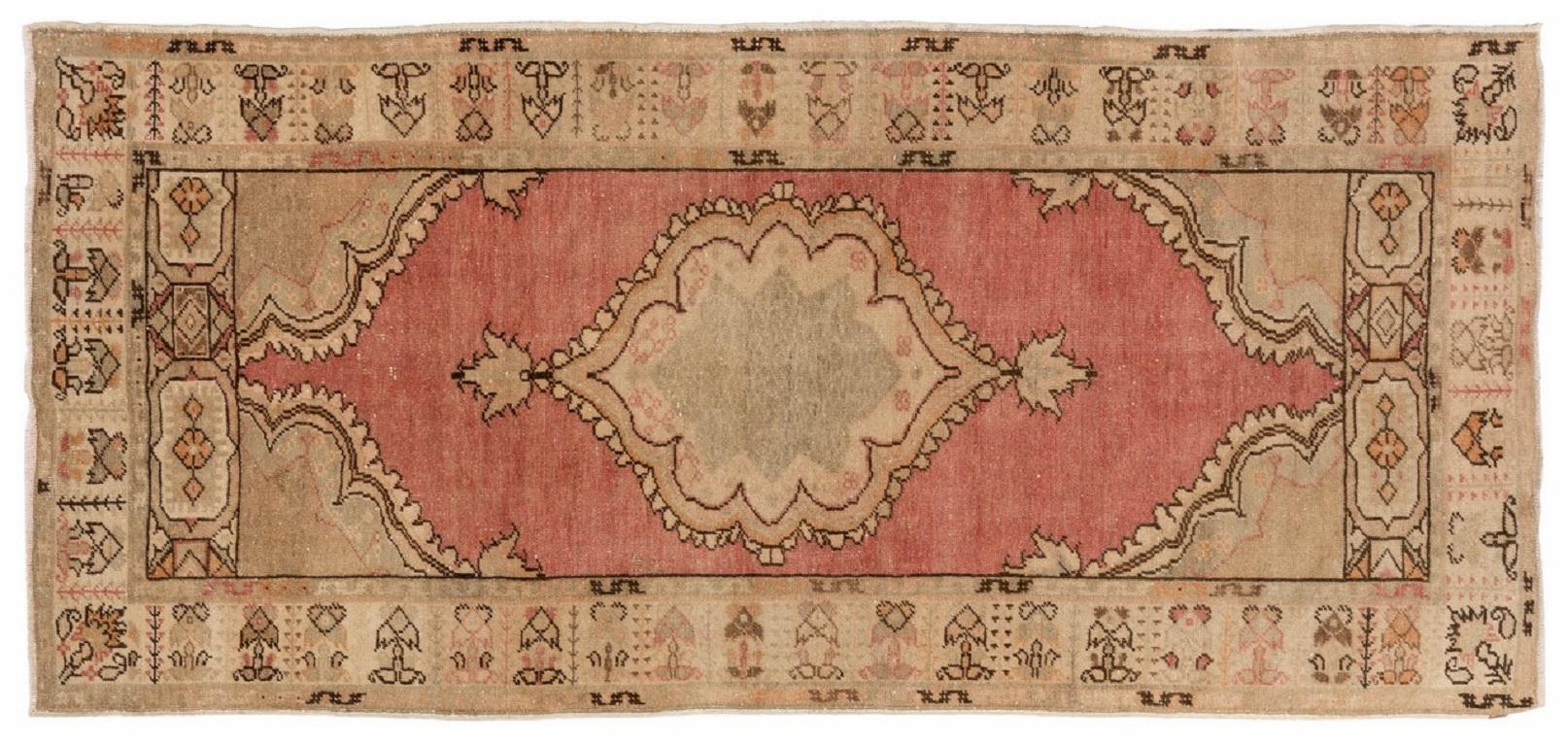 Turc Beau tapis en laine artisanal d'Anatolie du milieu du siècle dernier, de couleur beige et rouge en vente