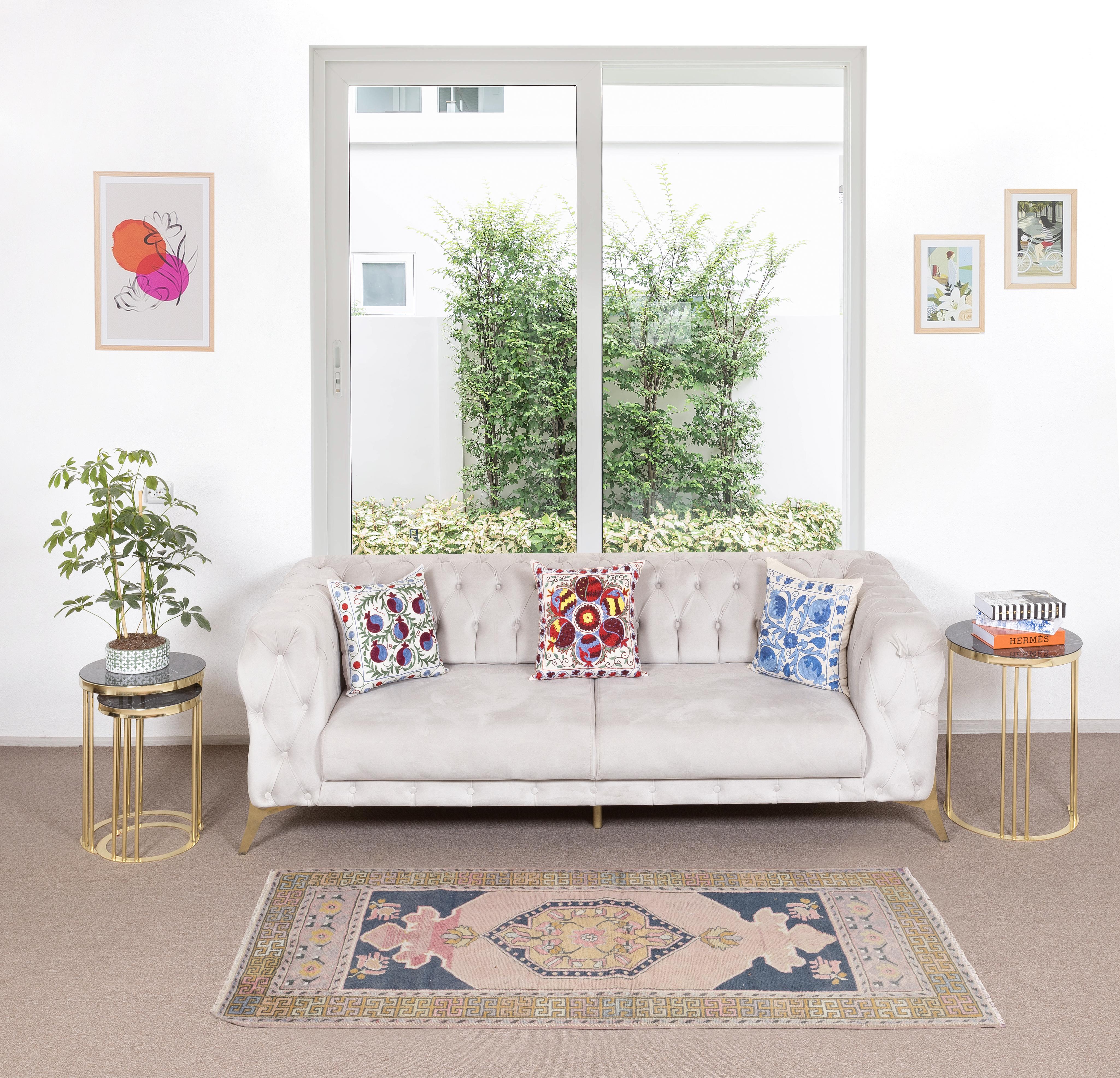 Porta a casa tua un'eleganza senza tempo e un'autentica maestria con questo tappeto d'accento turco vintage, finemente annodato a mano da abili artigiani in Turchia. Realizzato con un vello di lana naturale al 100% su una solida base di cotone,