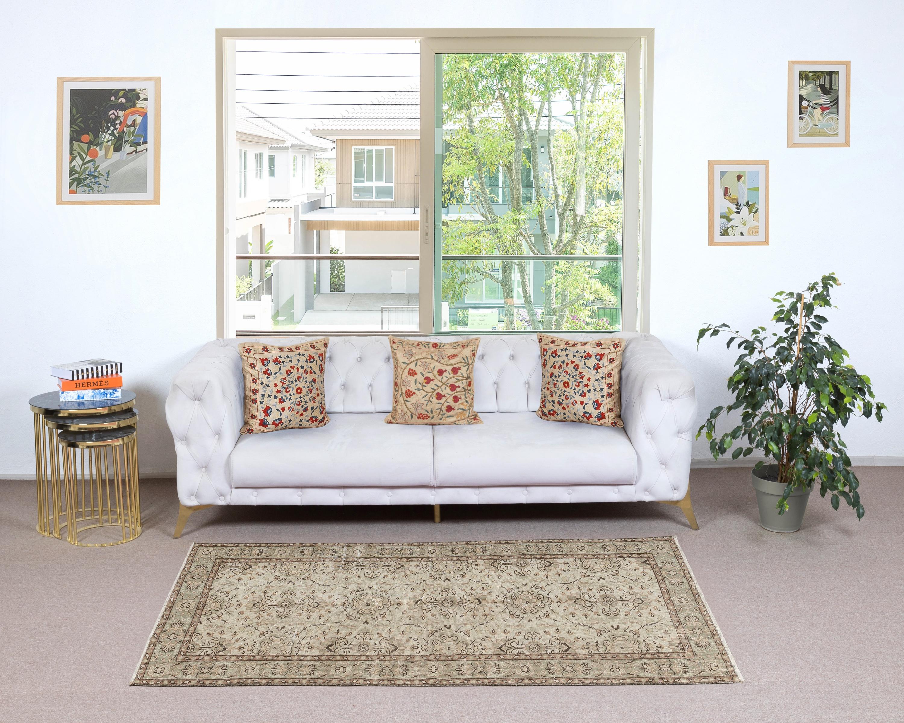 I nostri tappeti vintage sbiaditi dal sole sono tutti pezzi unici, annodati a mano e con 50-70 anni di storia. Ogni tappeto riflette la tradizione secolare della tessitura turca, mostrando un carattere unico fatto a mano e una bellezza senza