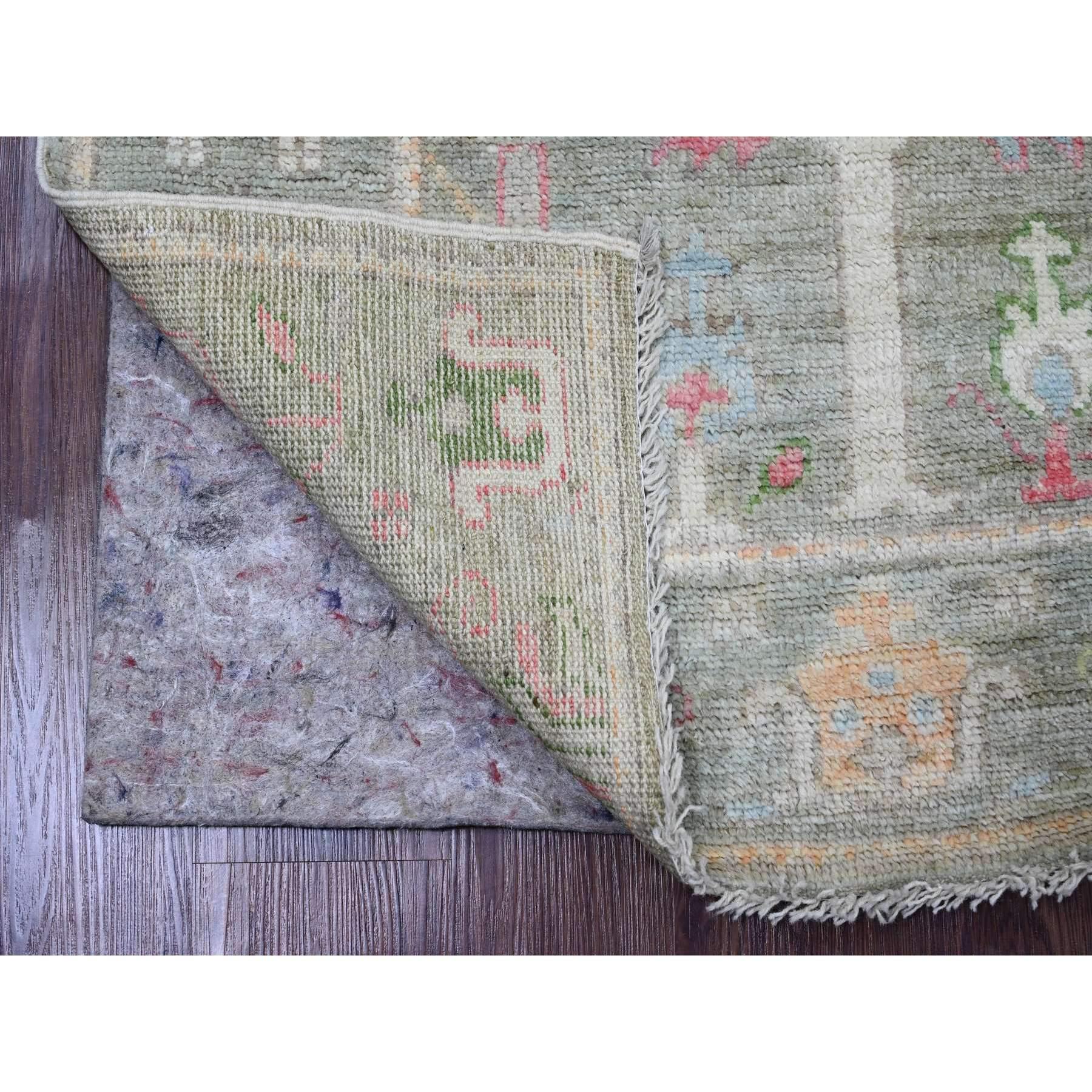 Laurel Green, annodato a mano, Afghan Angora Oushak con disegni di salici e cipressi, tinture vegetali, 100% lana, Runner, Tappeto orientale
Materiali primari: Lana
Lattice: No Pile 
altezza: 0,25 pollici
Stile: Di transizione
Colore primario: