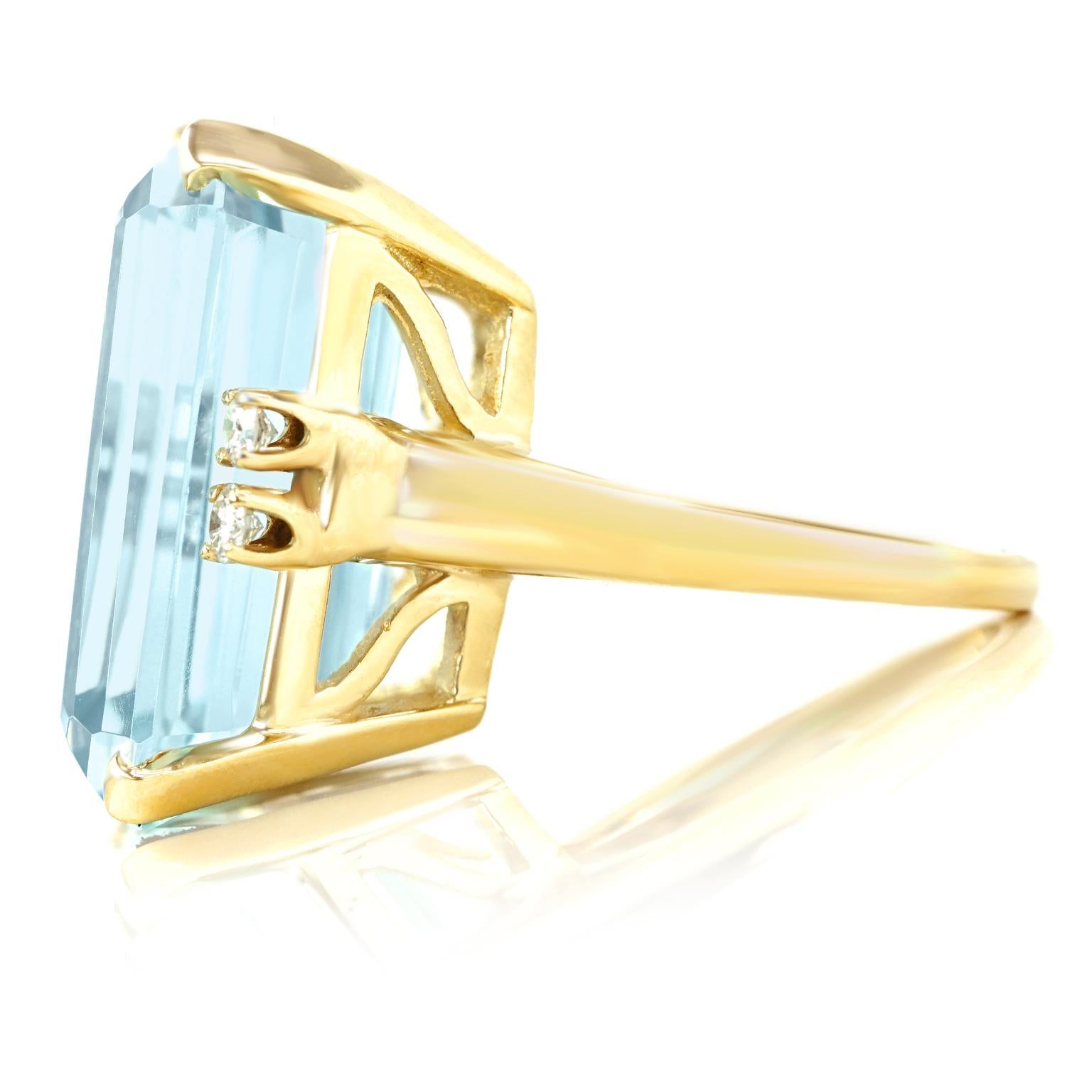 33 Carat Aquamarine and Diamond Set Gold Ring 3