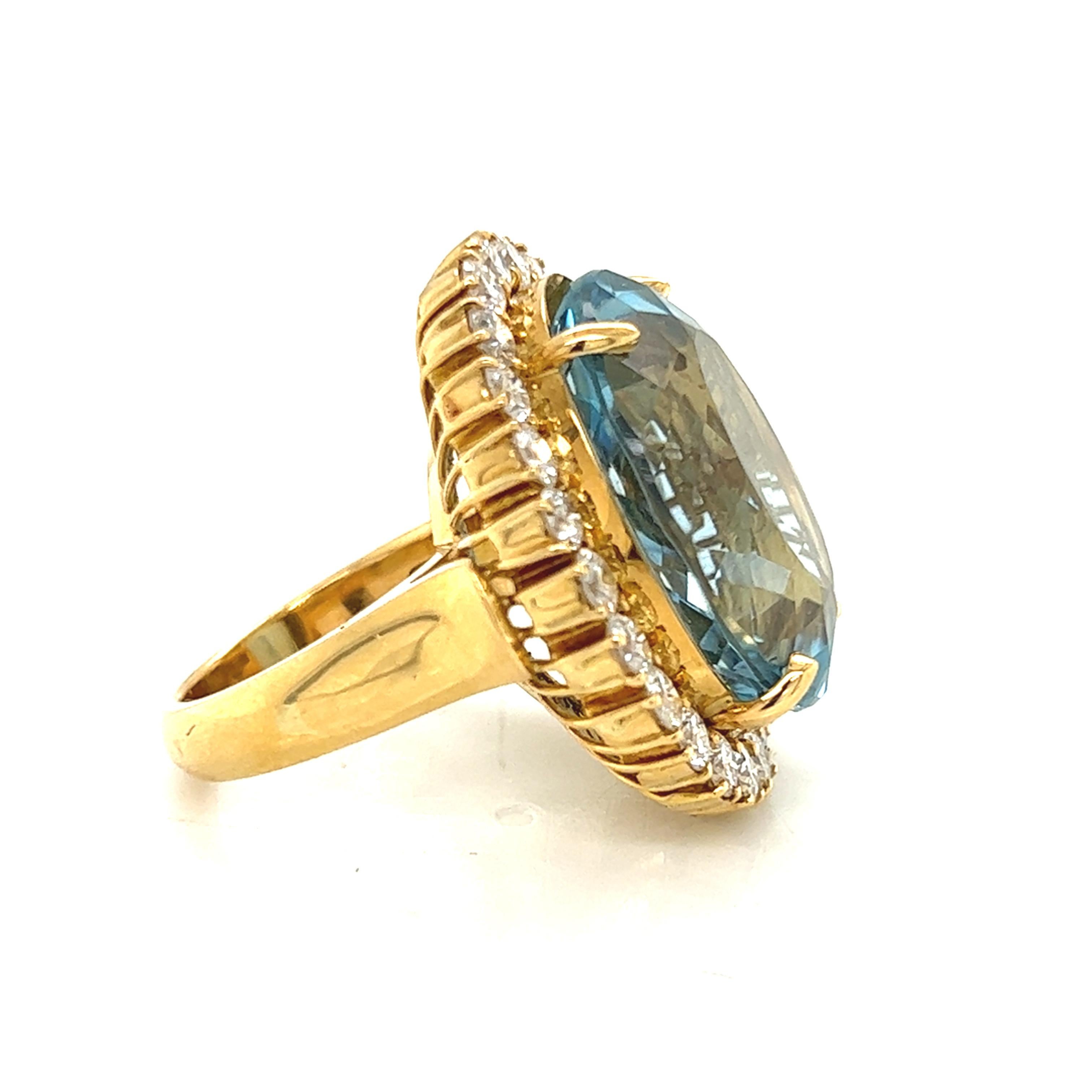33 Karat Aquamarin-Ring mit Diamant-Halo (Ovalschliff)