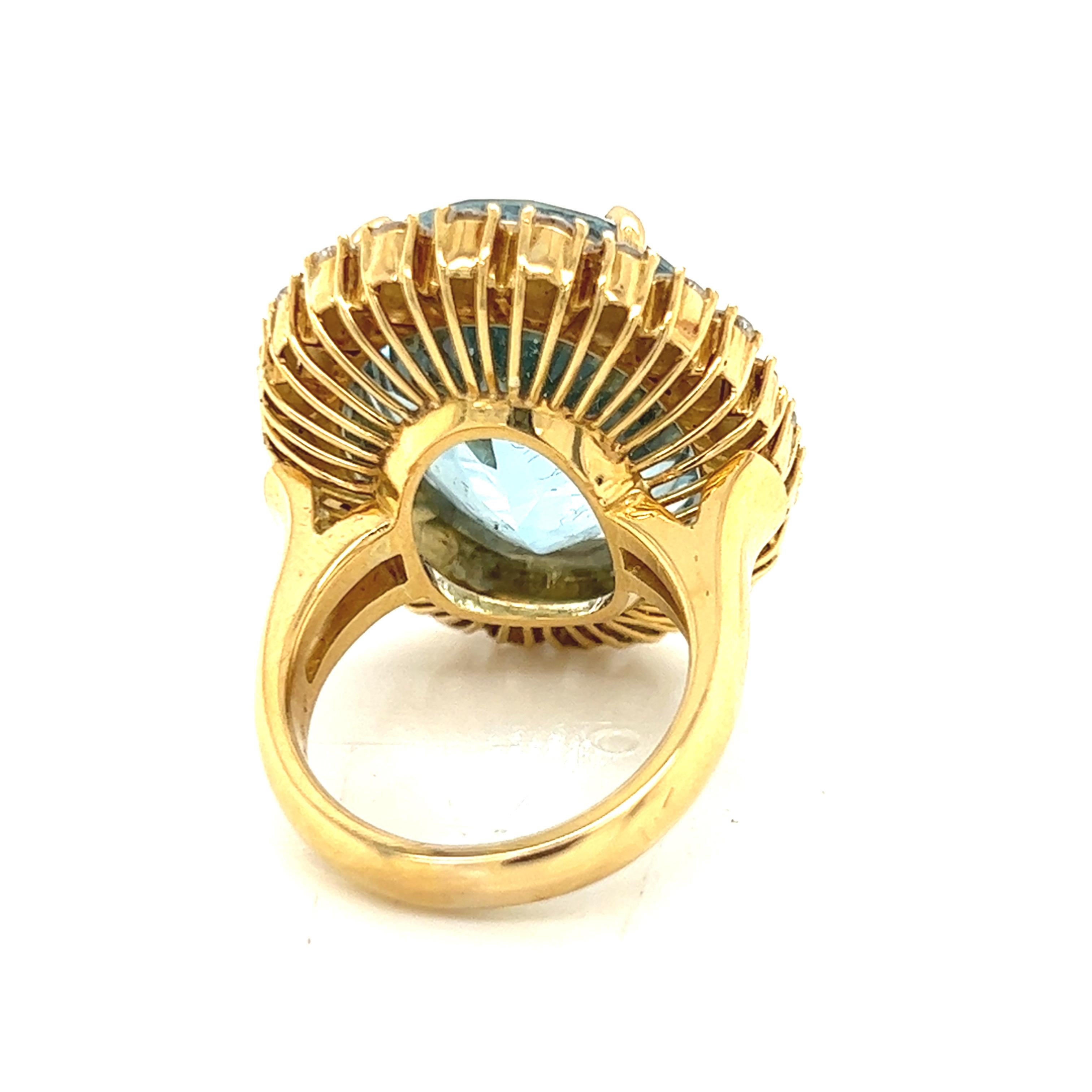 33 Karat Aquamarin-Ring mit Diamant-Halo im Zustand „Neu“ in New York, NY