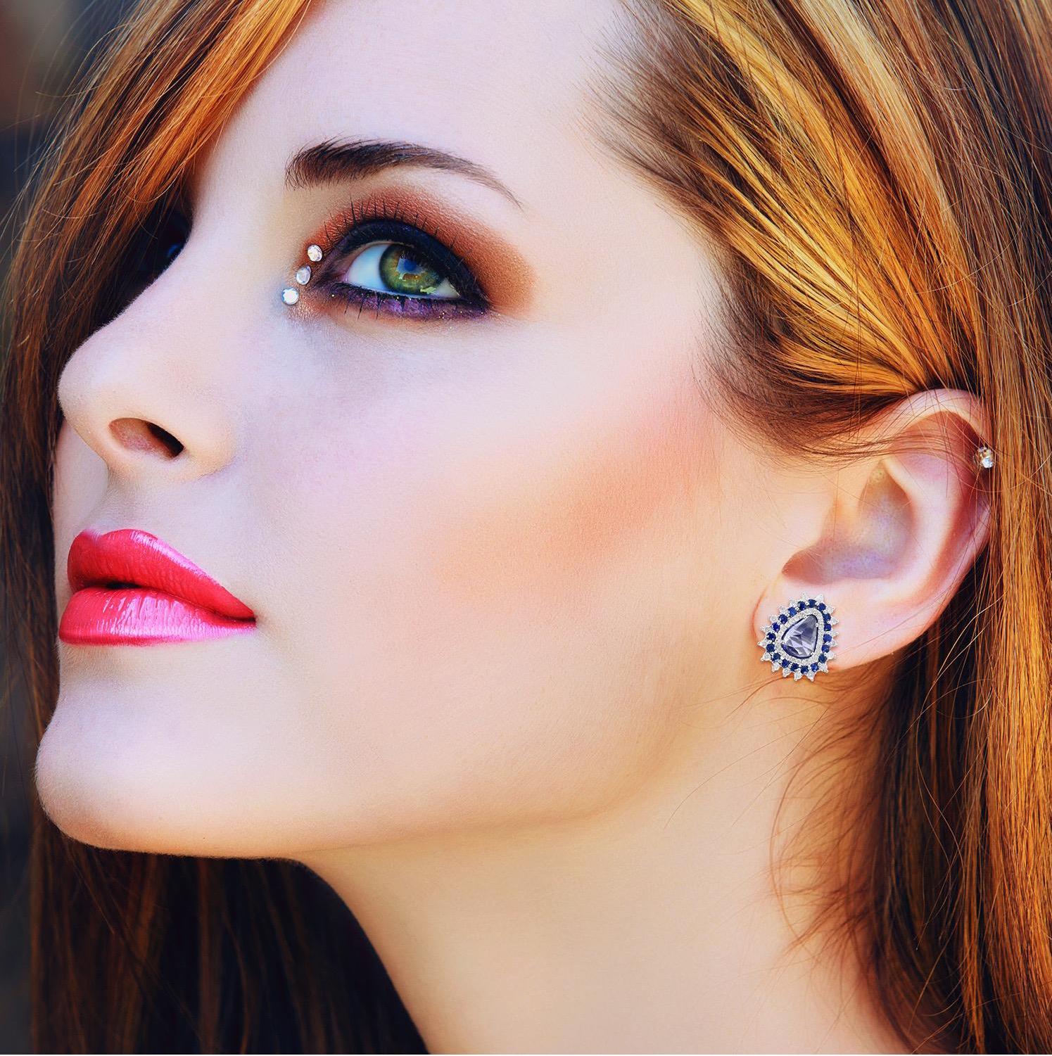 Moderne Clous d'oreilles en or 18 carats avec saphir bleu de 3,3 carats et diamants en vente