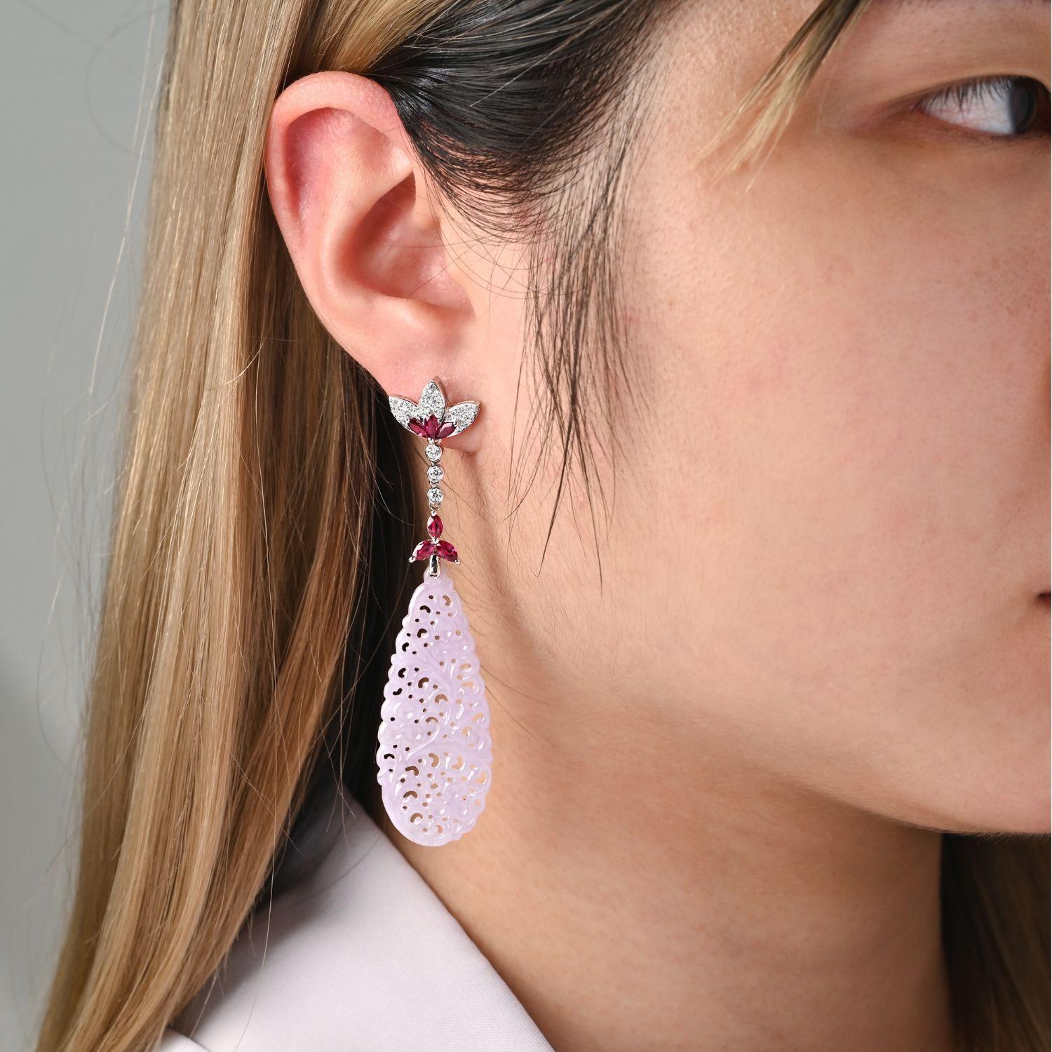 33 Karat geschnitzter lavendelfarbener Jadeit Jade Tropfenohrringe mit Rubinen und Diamanten im Angebot 1