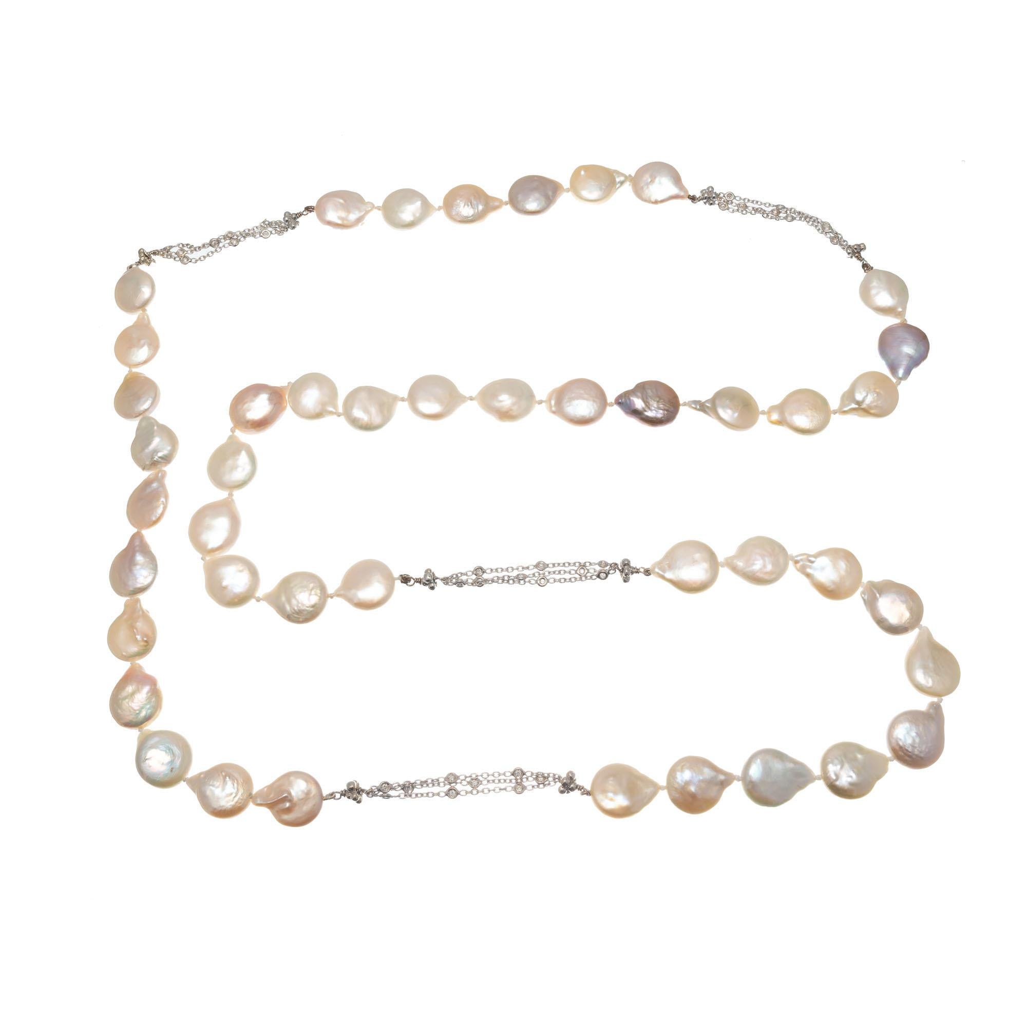 Perle d'acqua dolce coltivate in più colori naturali con catena in oro bianco 18 carati e diamanti rotondi.

44 perle coltivate a moneta barocca, 17,09 x 12,08 x 6,91 mm 
36 diamanti rotondi, peso totale circa .33cts, H. H., VS - SI 
oro bianco 18