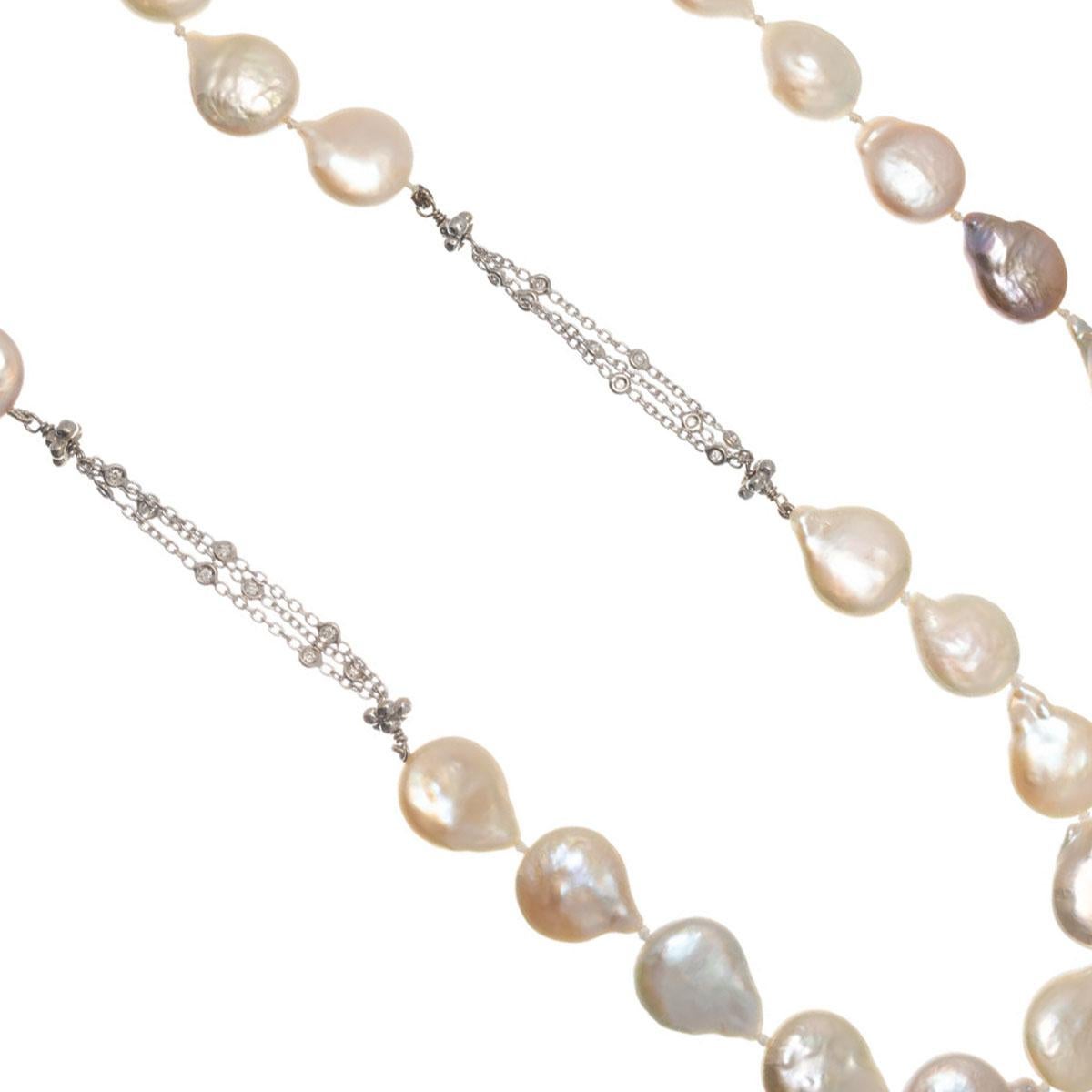 Taglio rotondo Collana in oro bianco con perle d'acqua dolce coltivate e diamanti da .33 carati in vendita