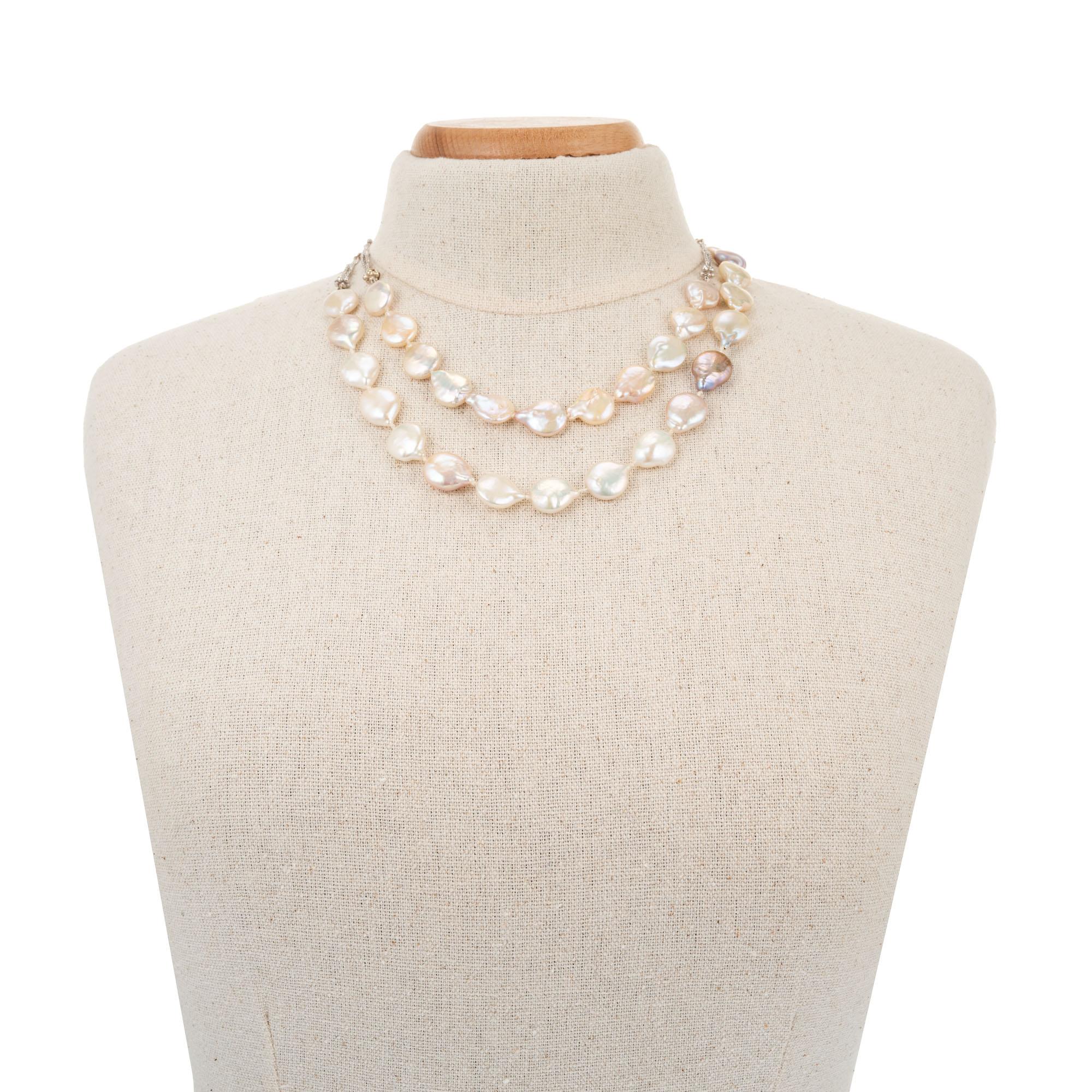 Collana in oro bianco con perle d'acqua dolce coltivate e diamanti da .33 carati In condizioni ottime in vendita a Stamford, CT
